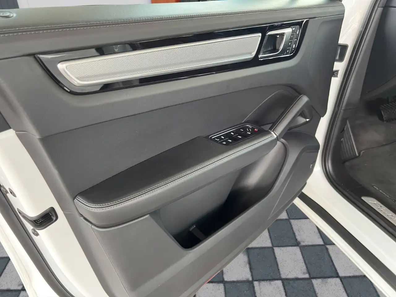 Porsche Cayenne E-Hybrid Platinum Edition SportDesign, миниатюра 18