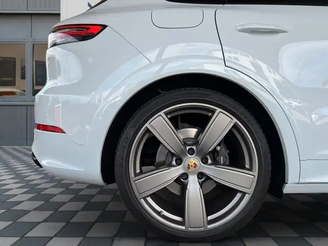 Porsche Cayenne view 30