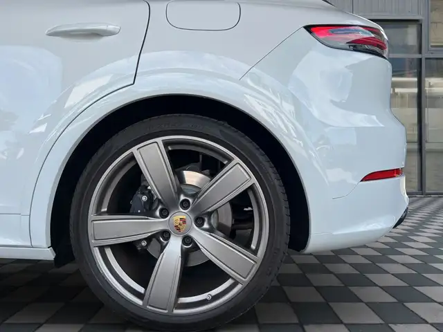 Porsche Cayenne view 29
