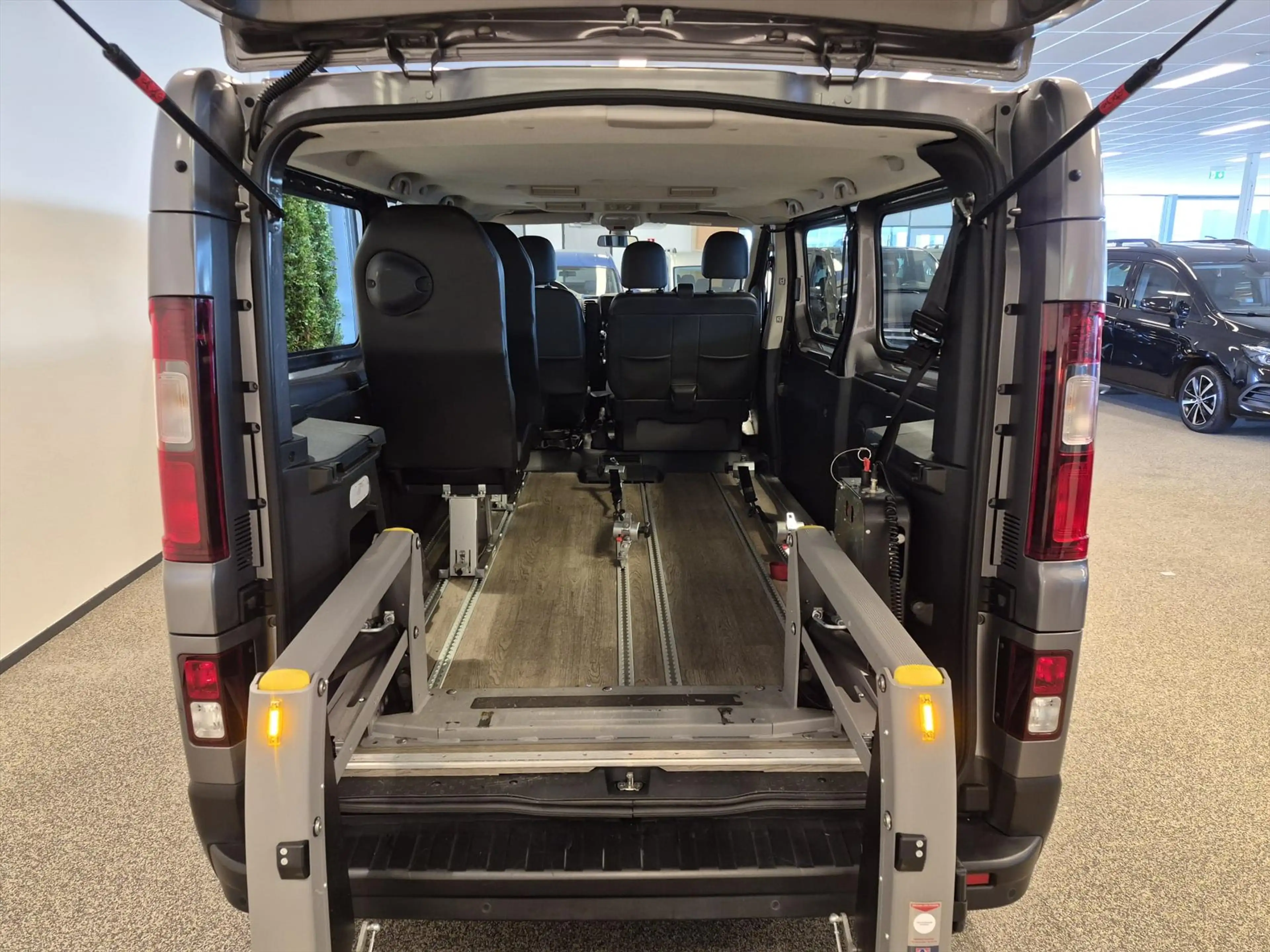 Renault Trafic L2H1 Rolstoelbus Groepsvervoer 5+2 — photo 3