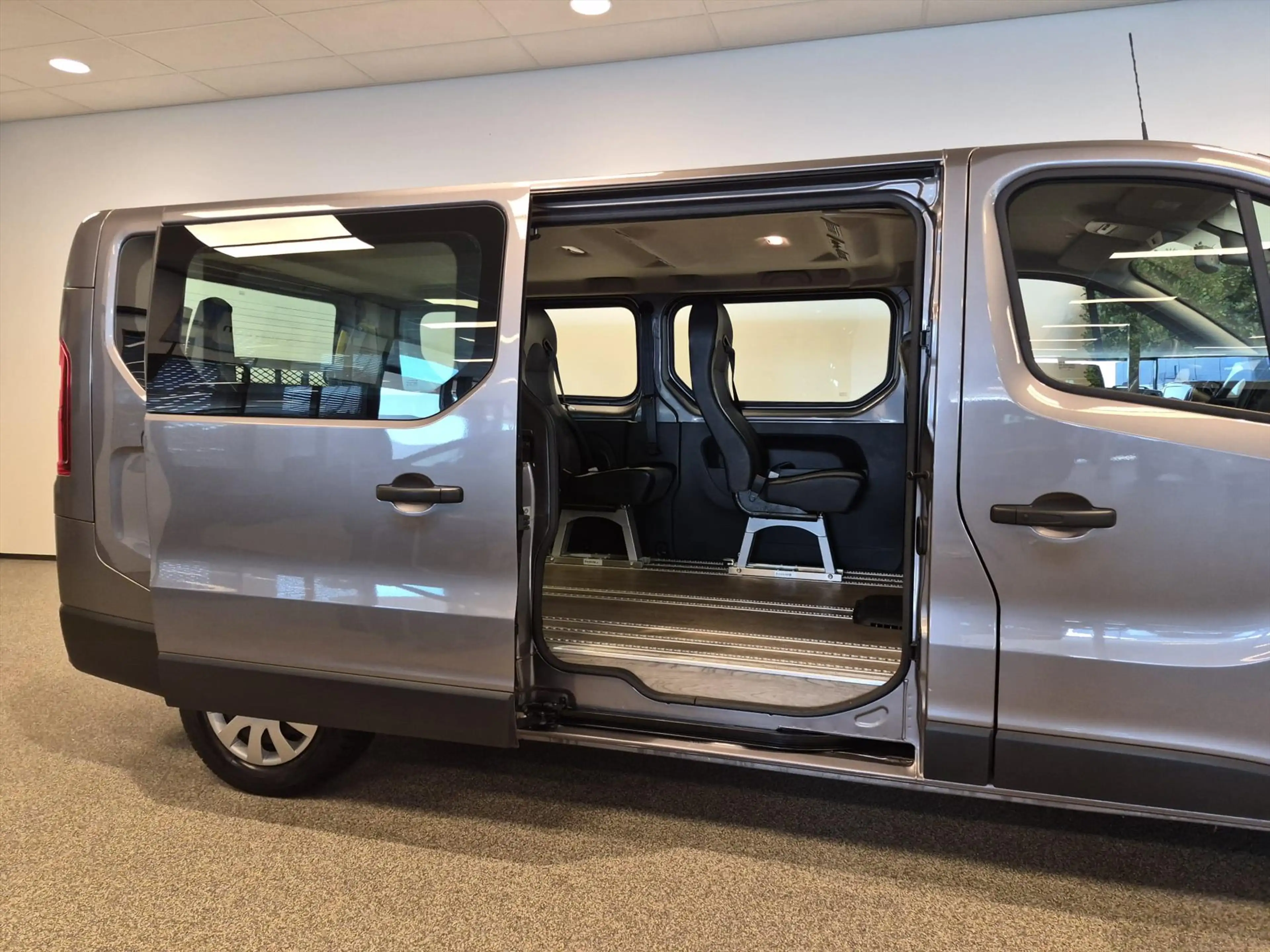 Renault Trafic L2H1 Rolstoelbus Groepsvervoer 5+2 — photo 11