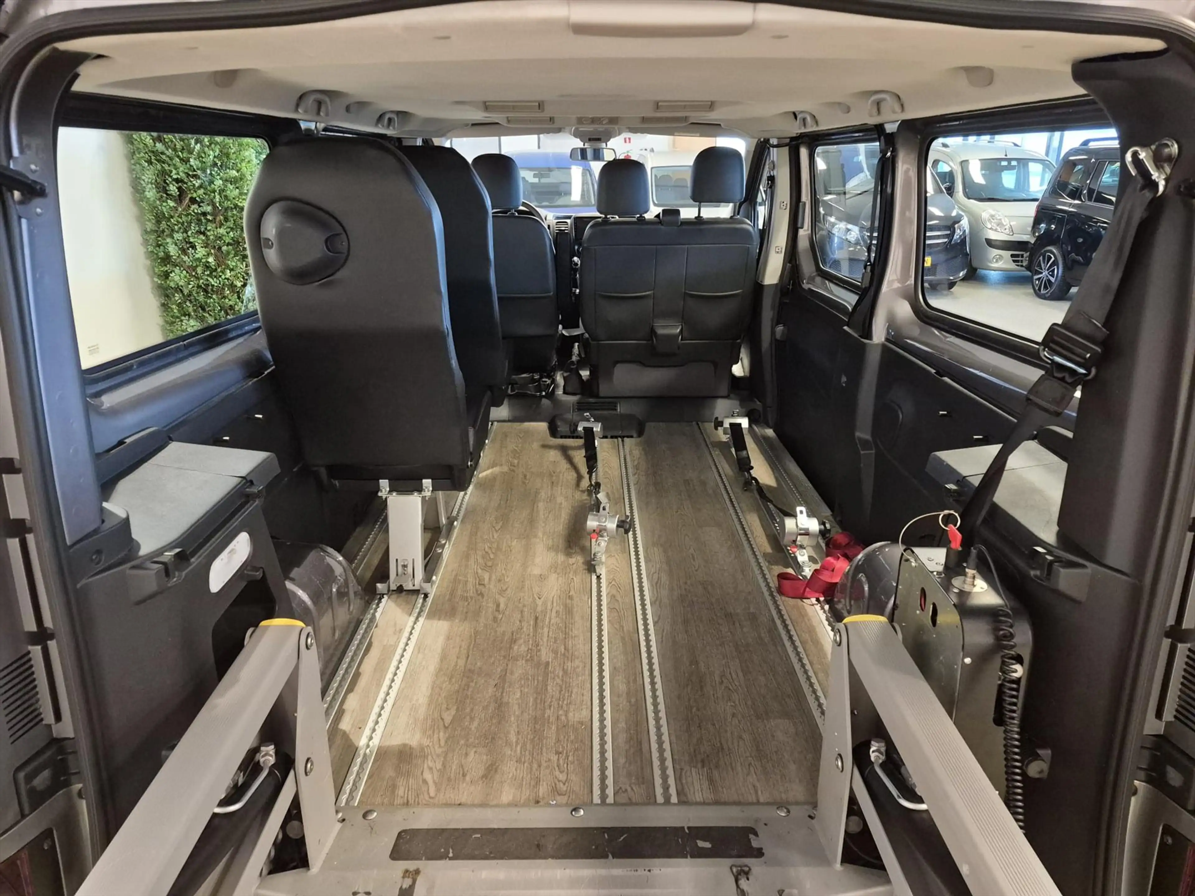 Renault Trafic L2H1 Rolstoelbus Groepsvervoer 5+2 — photo 4
