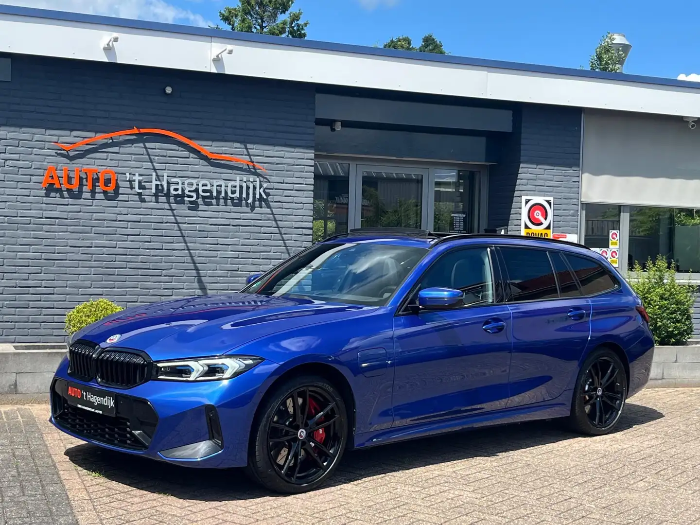 BMW 330 3-serie Touring 330e xDrive M-sport pano trekh M3- Blauw - 2