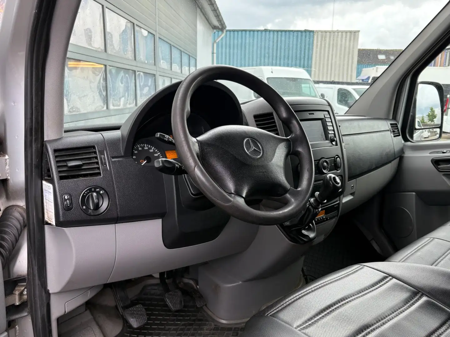Mercedes-Benz Sprinter 319 3.0 BlueTEC L2H2 Airco Cruise Camera 3-pers. Grijs - 2