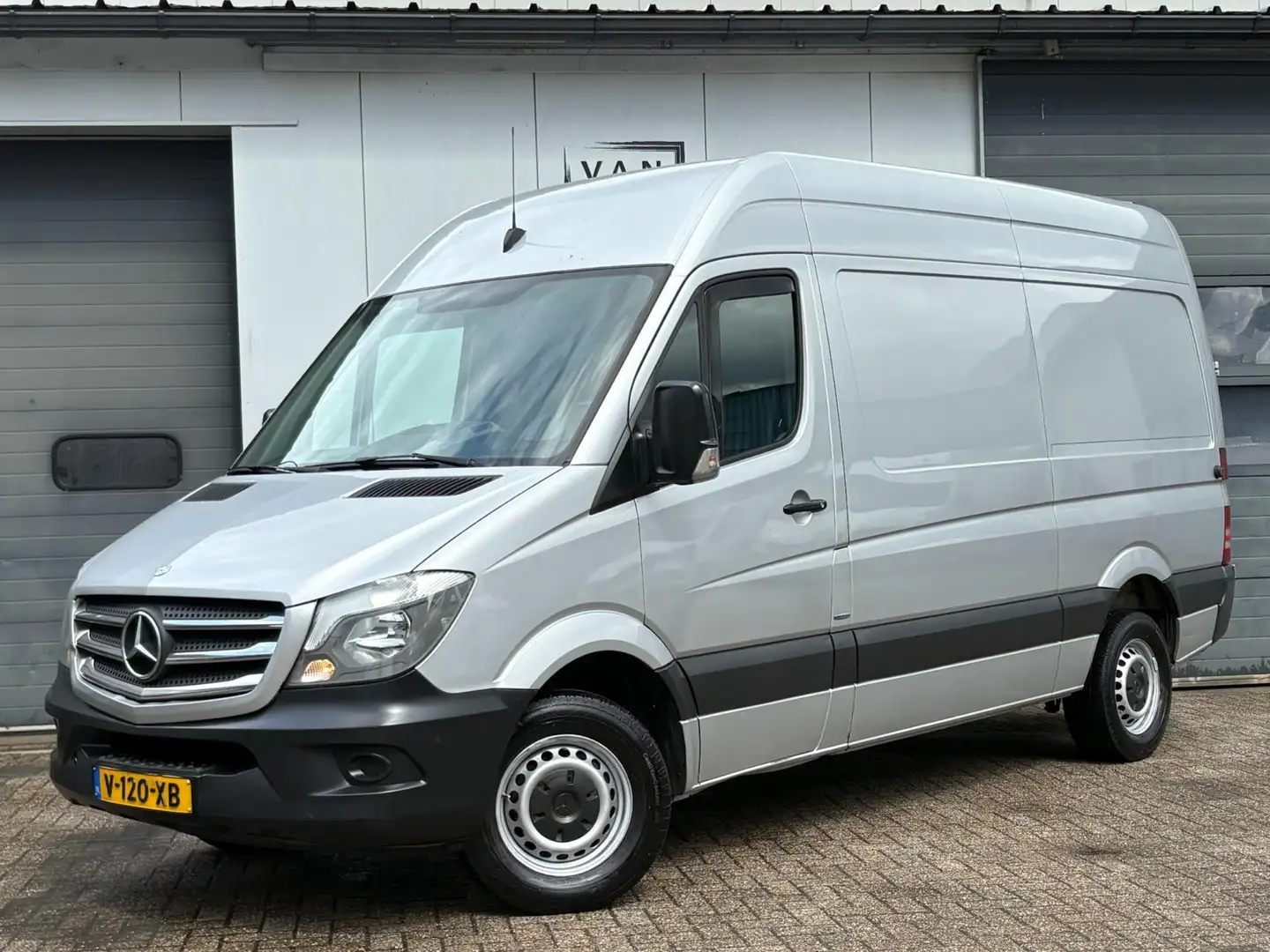 Mercedes-Benz Sprinter 319 3.0 BlueTEC L2H2 Airco Cruise Camera 3-pers. Grijs - 1