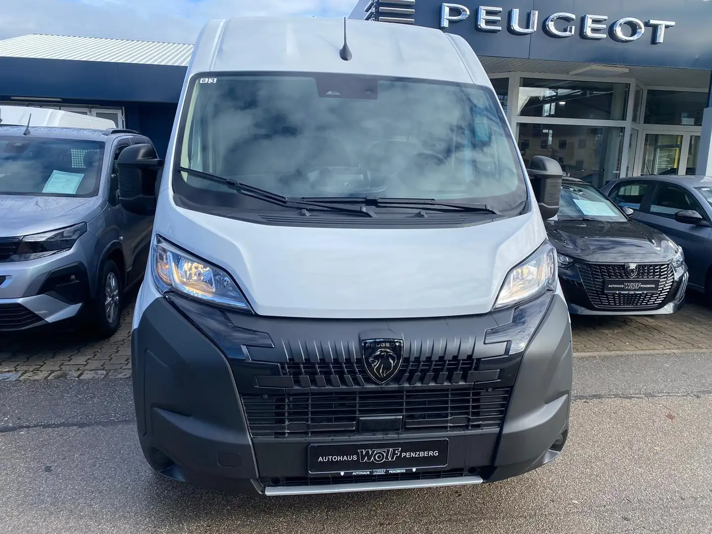 Peugeot Boxer 335 L2H2 BlueHDi 140 Automatik Weiß - 2