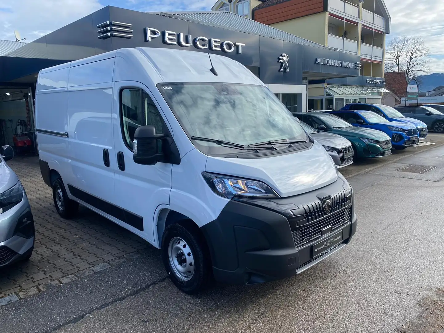 Peugeot Boxer 335 L2H2 BlueHDi 140 Automatik Weiß - 1