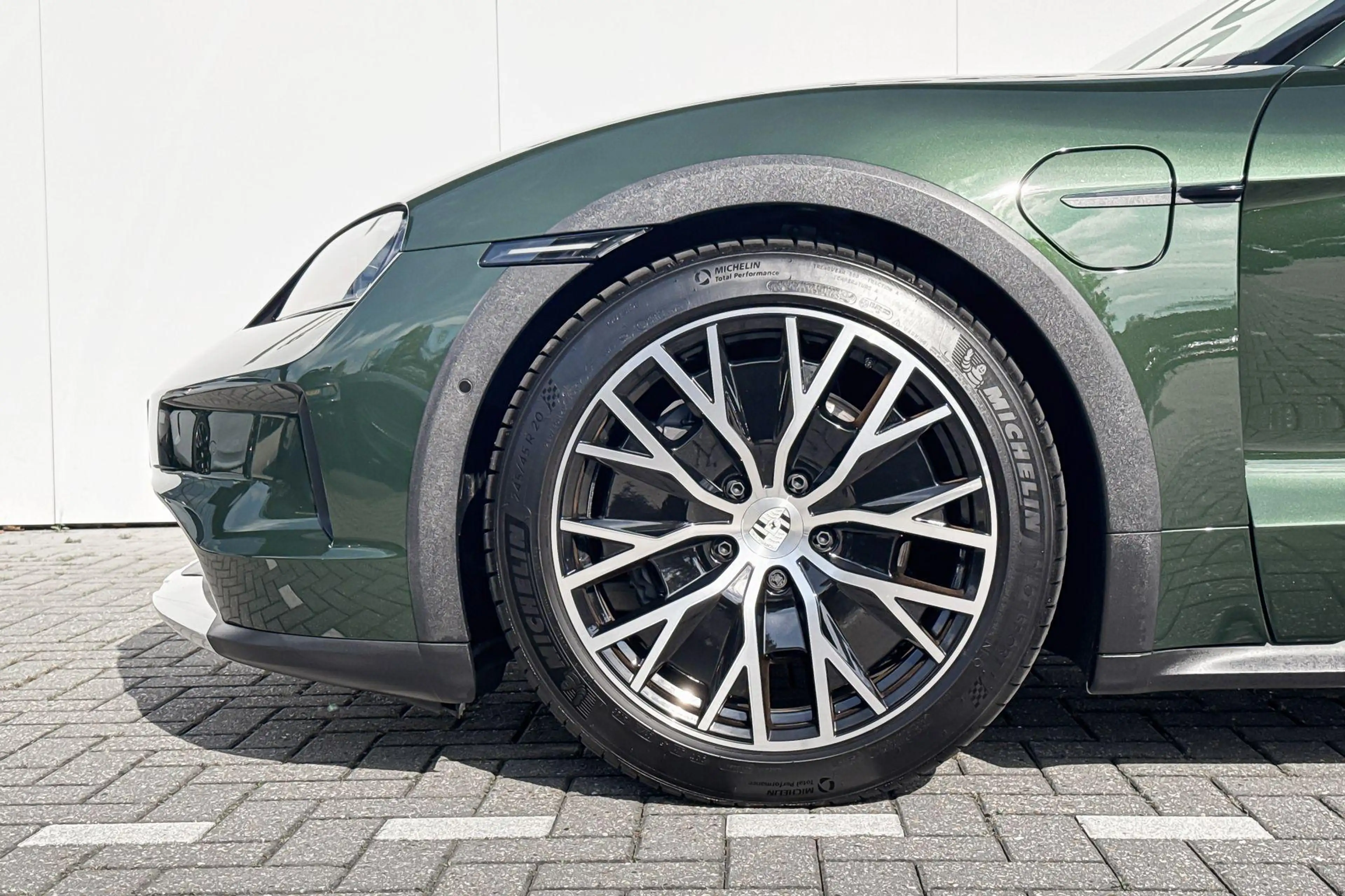 Porsche Taycan Cross Turismo 4 105 kWh — photo 3