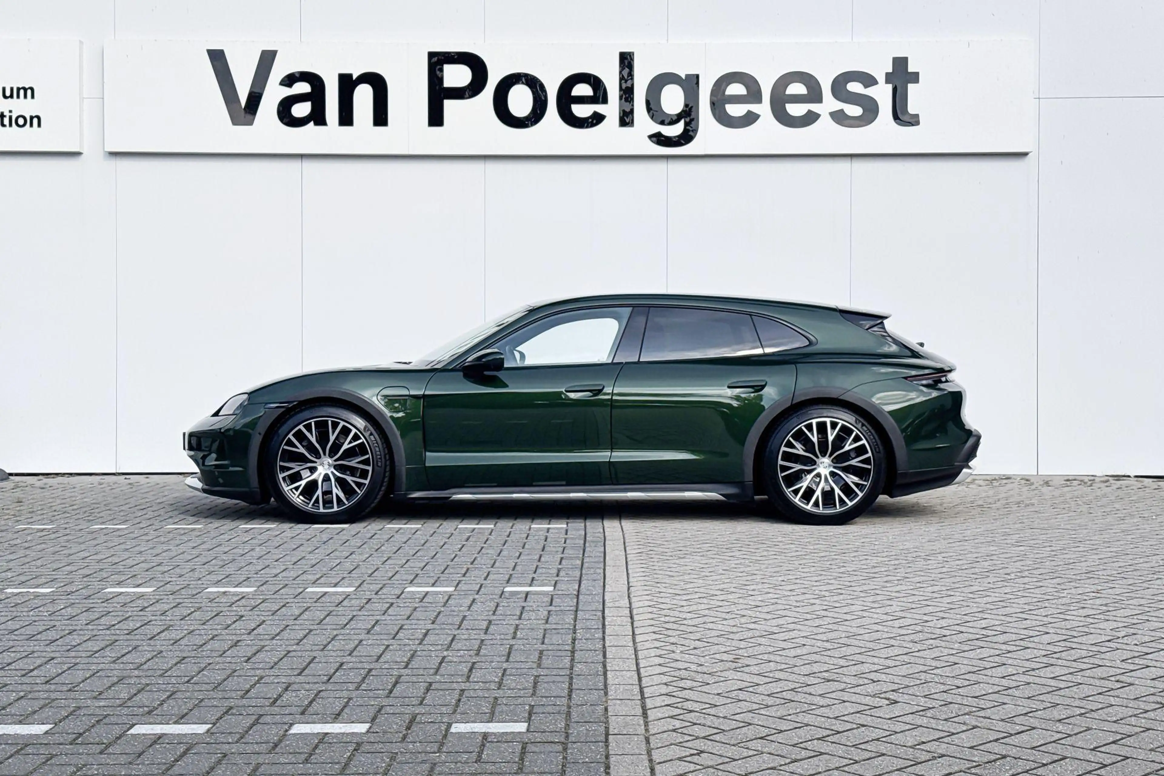 Porsche Taycan Cross Turismo 4 105 kWh — photo 2