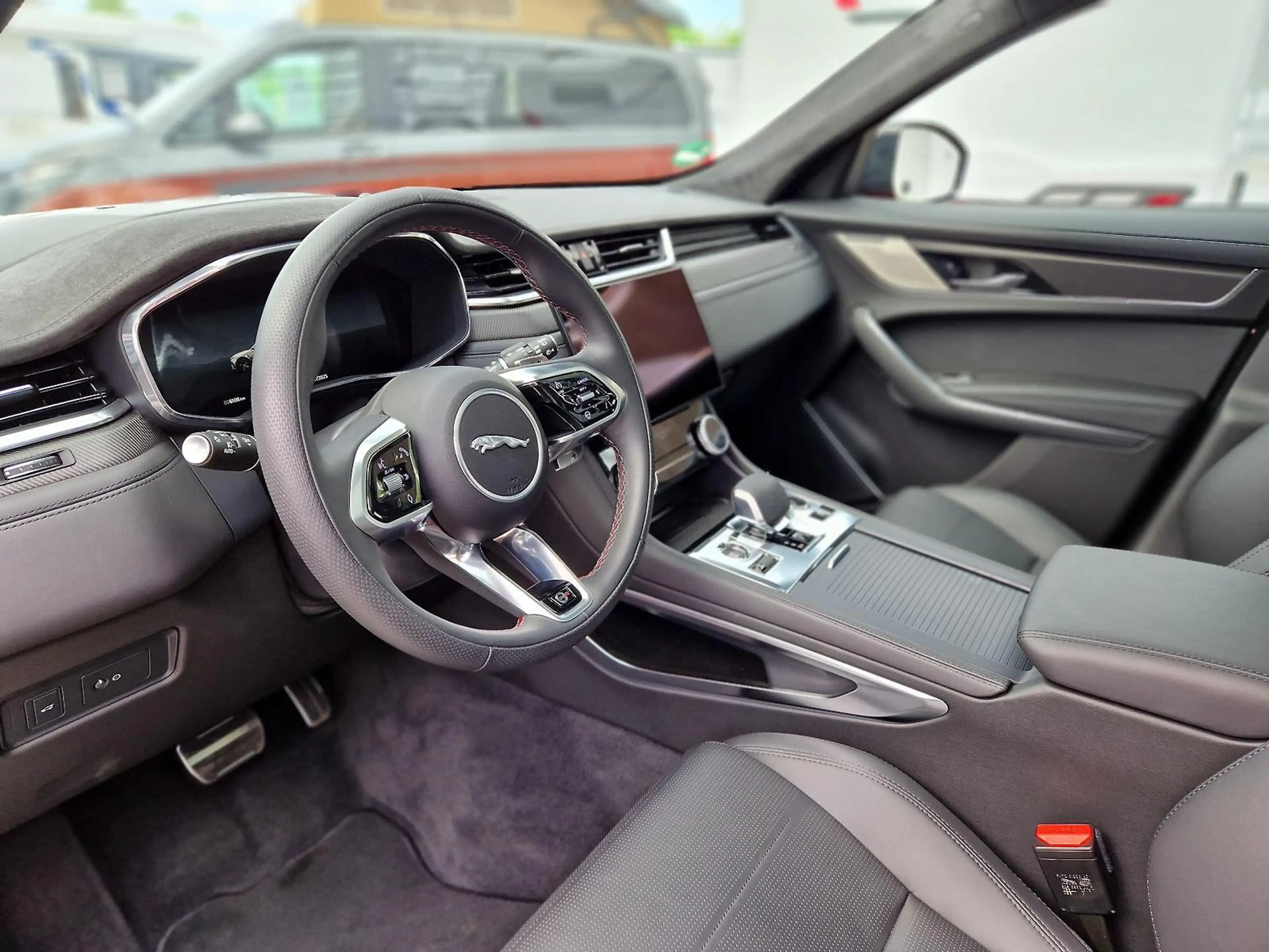 Jaguar F-Pace 5.0 SVR AWD Panorama Vollleder neuwertig — photo 14