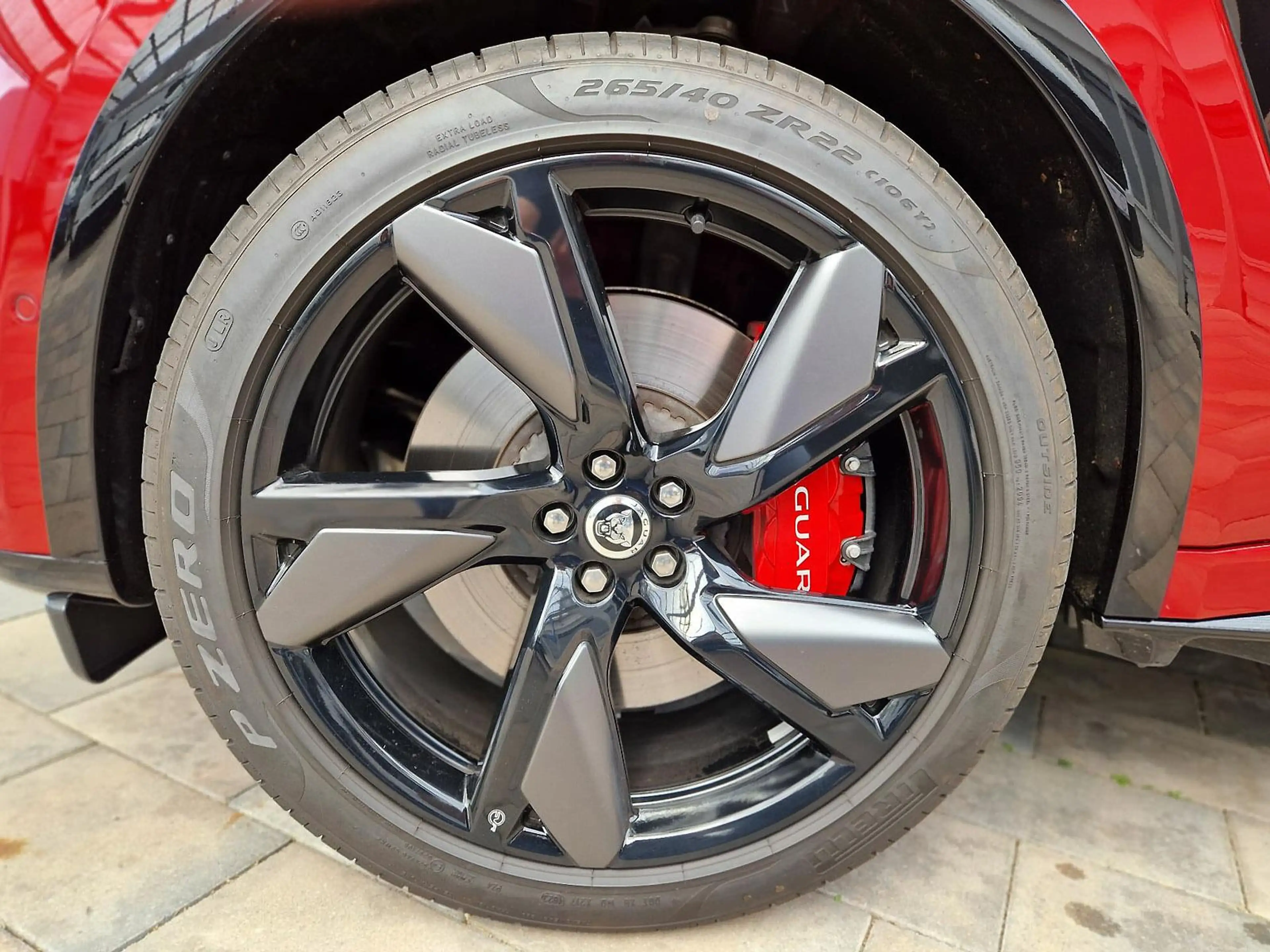 Jaguar F-Pace 5.0 SVR AWD Panorama Vollleder neuwertig — photo 13