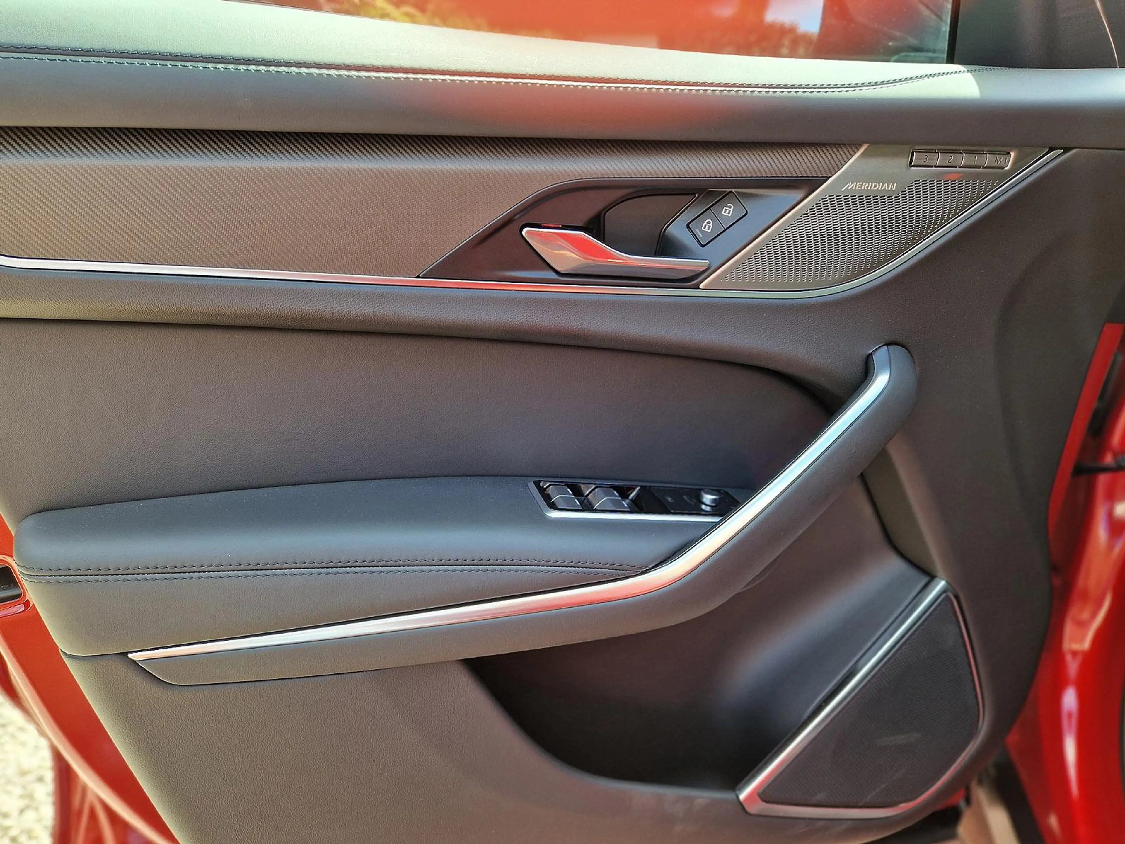 Jaguar F-Pace 5.0 SVR AWD Panorama Vollleder neuwertig — photo 12