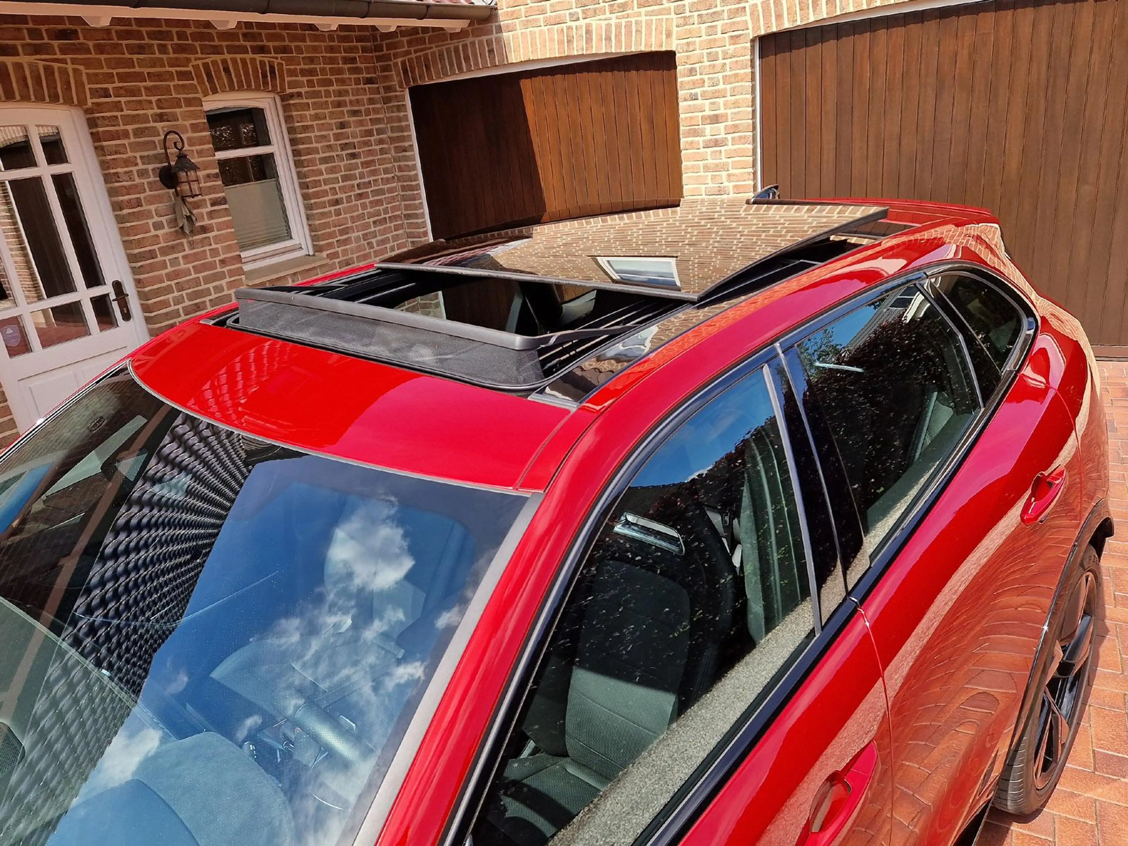 Jaguar F-Pace 5.0 SVR AWD Panorama Vollleder neuwertig — photo 11