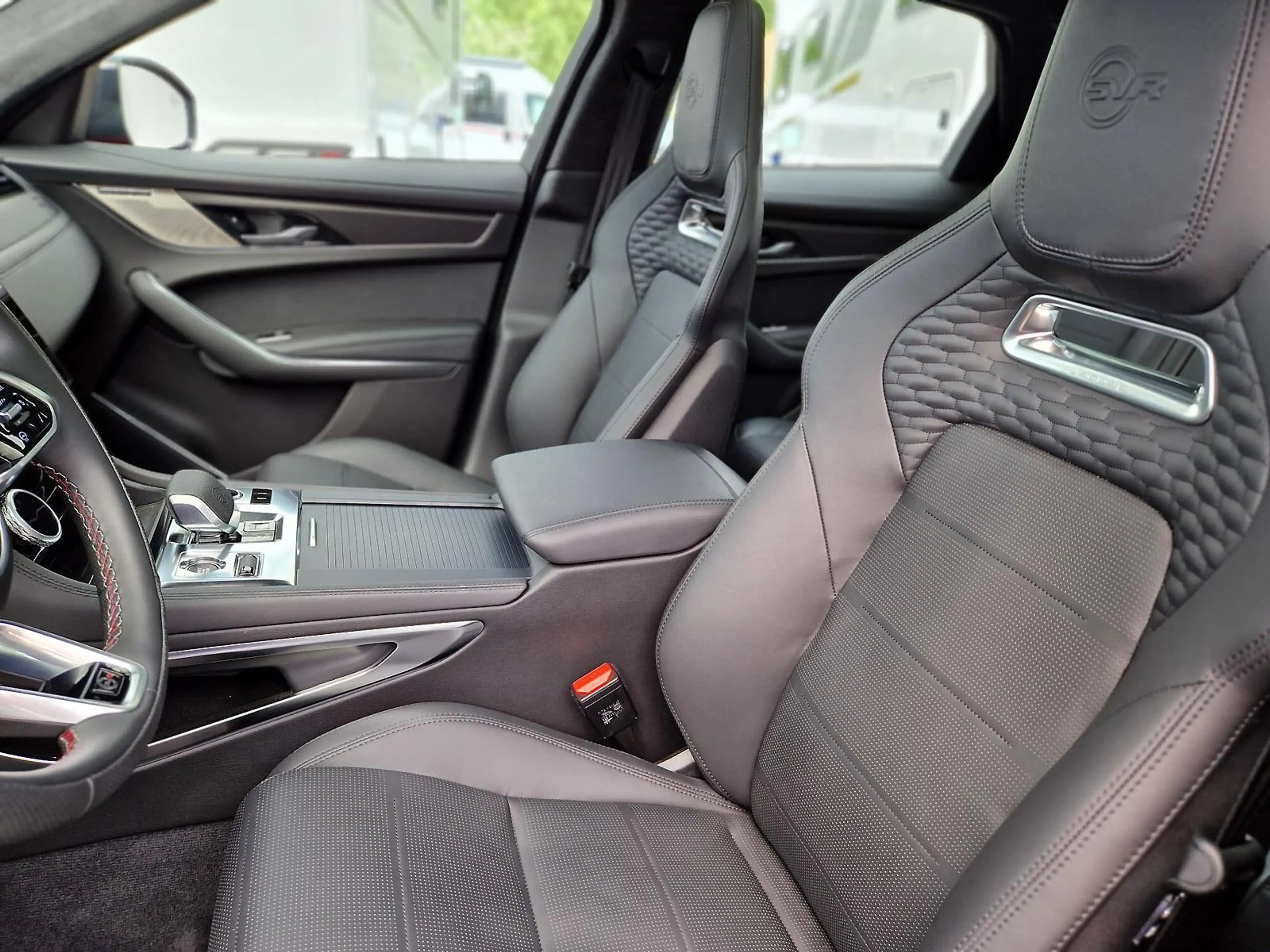 Jaguar F-Pace 5.0 SVR AWD Panorama Vollleder neuwertig — photo 15