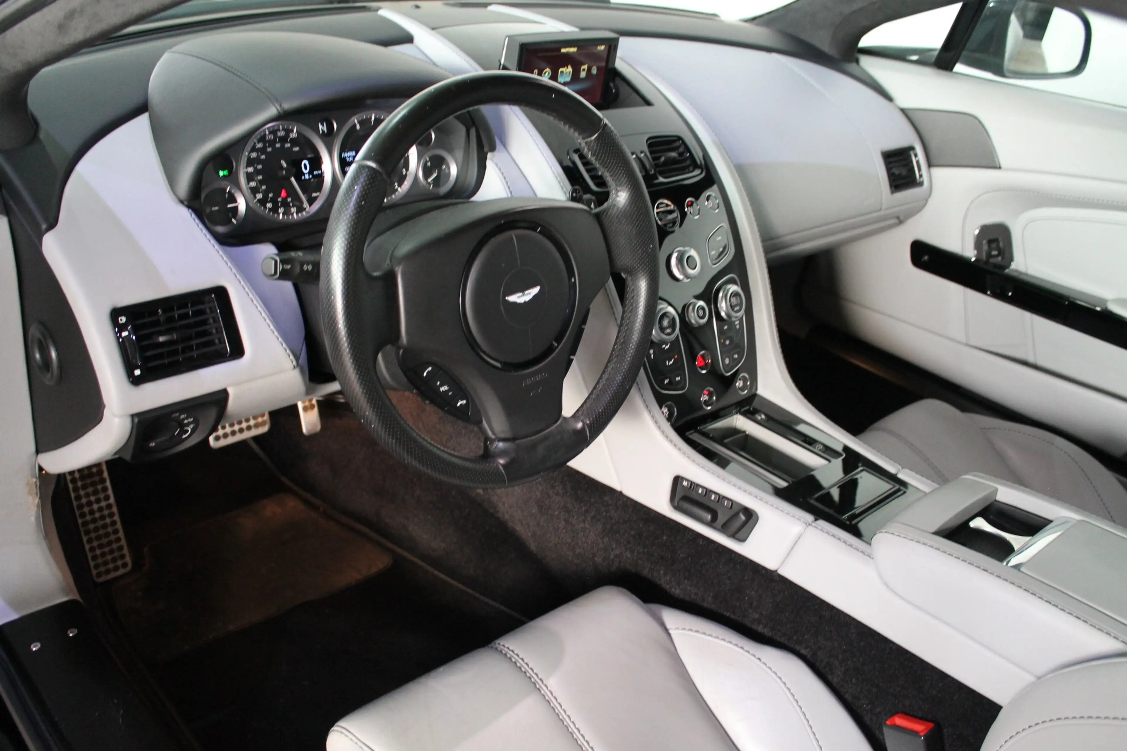 Aston Martin V8 Vantage 4,7i, Scheckheft gepflegt bei Aston Martin — photo 10