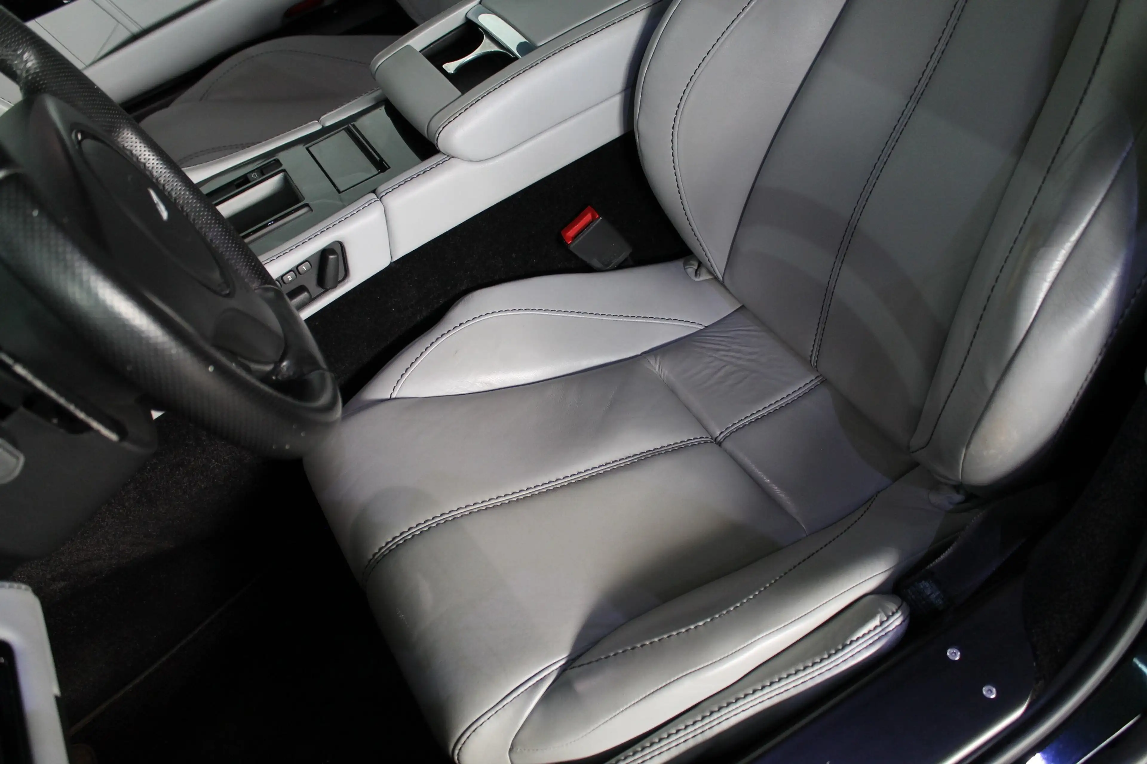 Aston Martin V8 Vantage 4,7i, Scheckheft gepflegt bei Aston Martin — photo 11