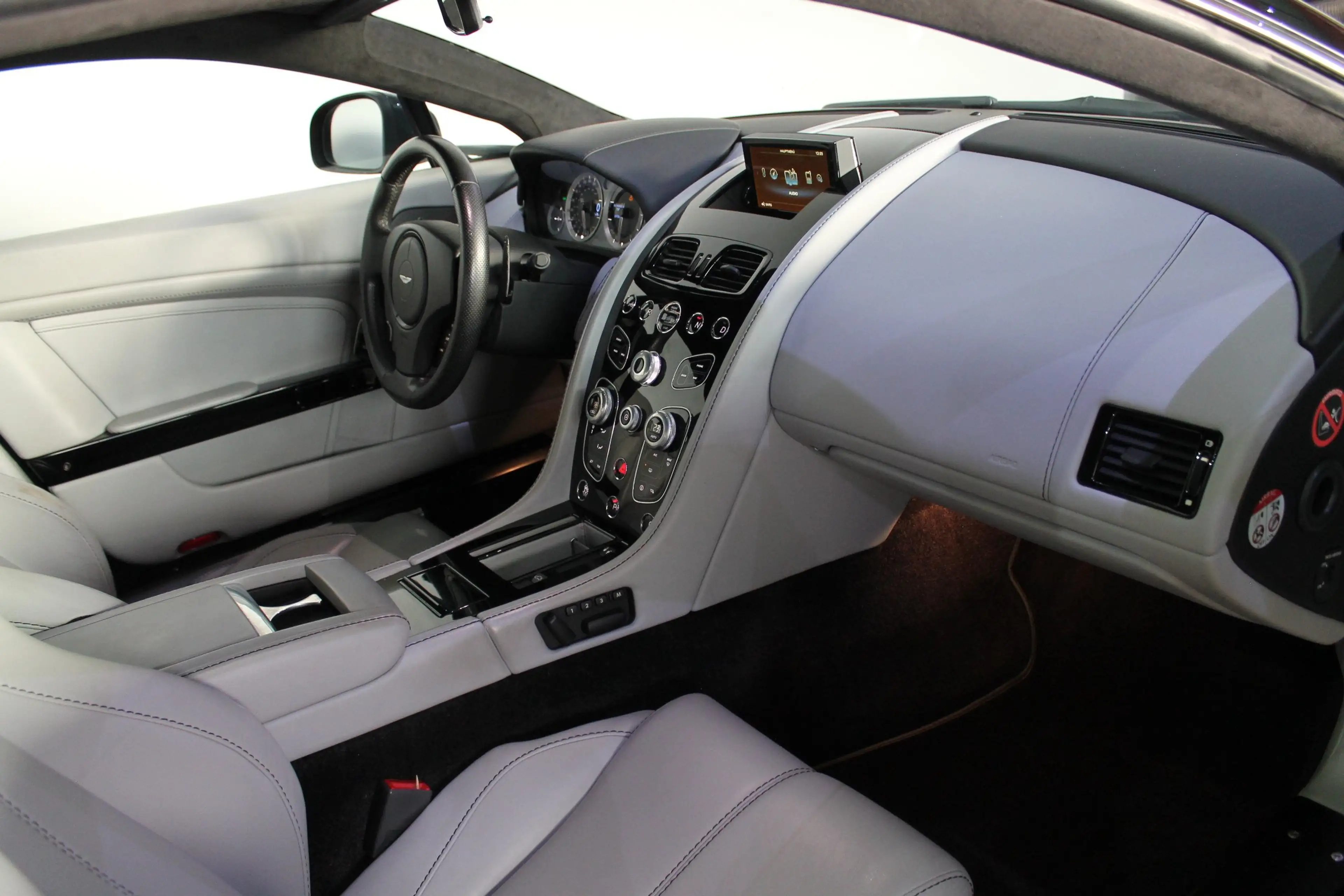 Aston Martin V8 Vantage 4,7i, Scheckheft gepflegt bei Aston Martin — photo 14