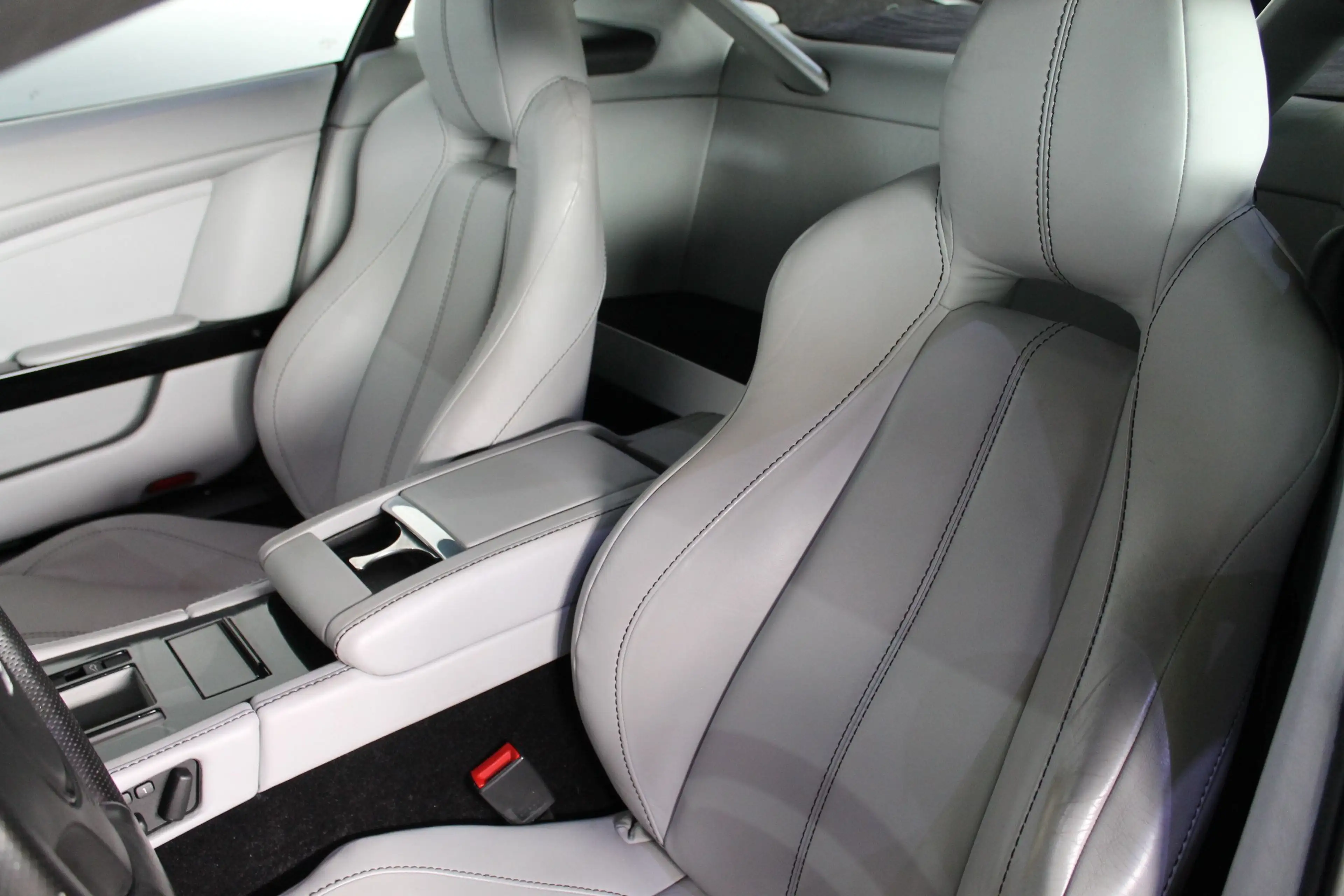 Aston Martin V8 Vantage 4,7i, Scheckheft gepflegt bei Aston Martin — photo 12