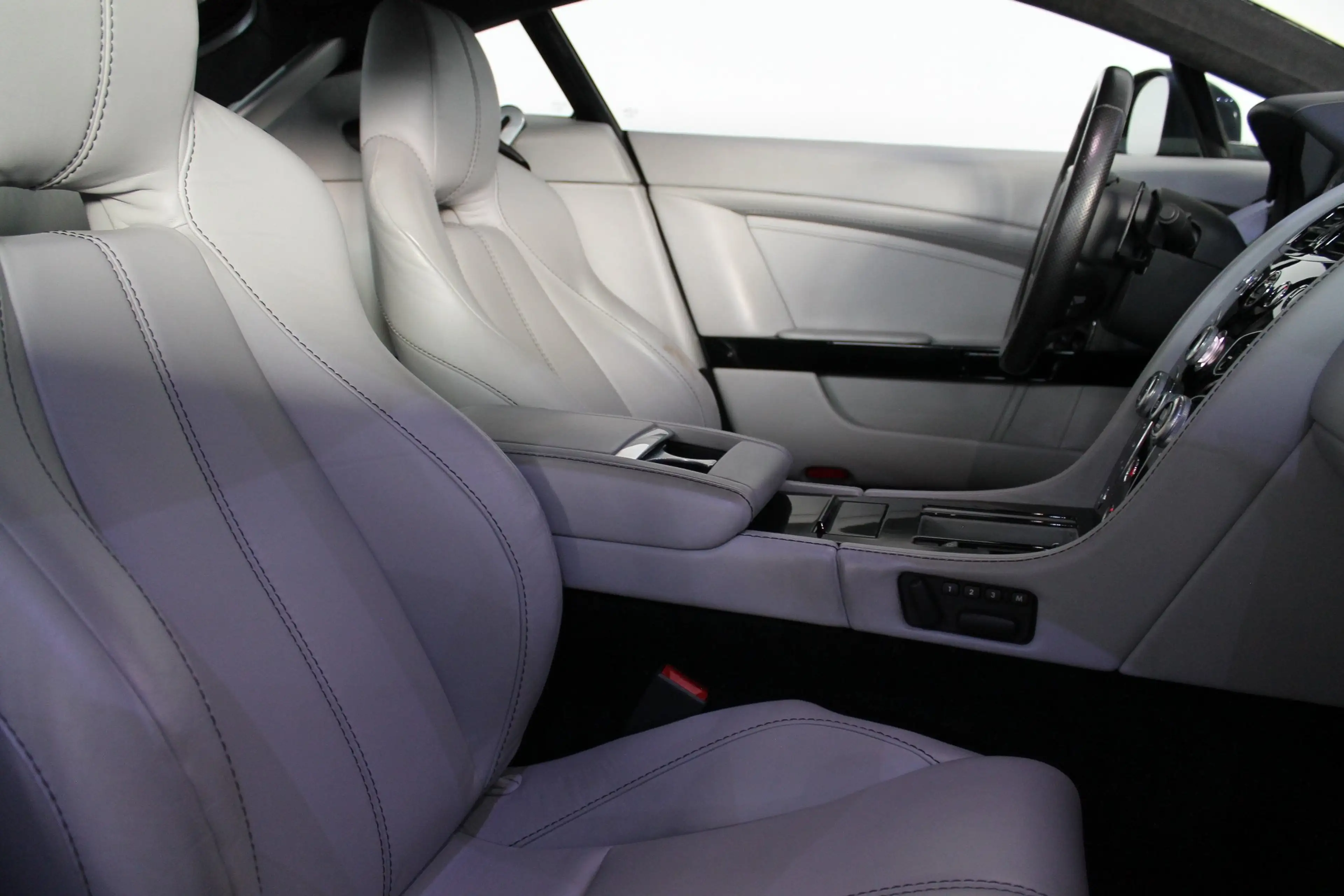 Aston Martin V8 Vantage 4,7i, Scheckheft gepflegt bei Aston Martin — photo 15