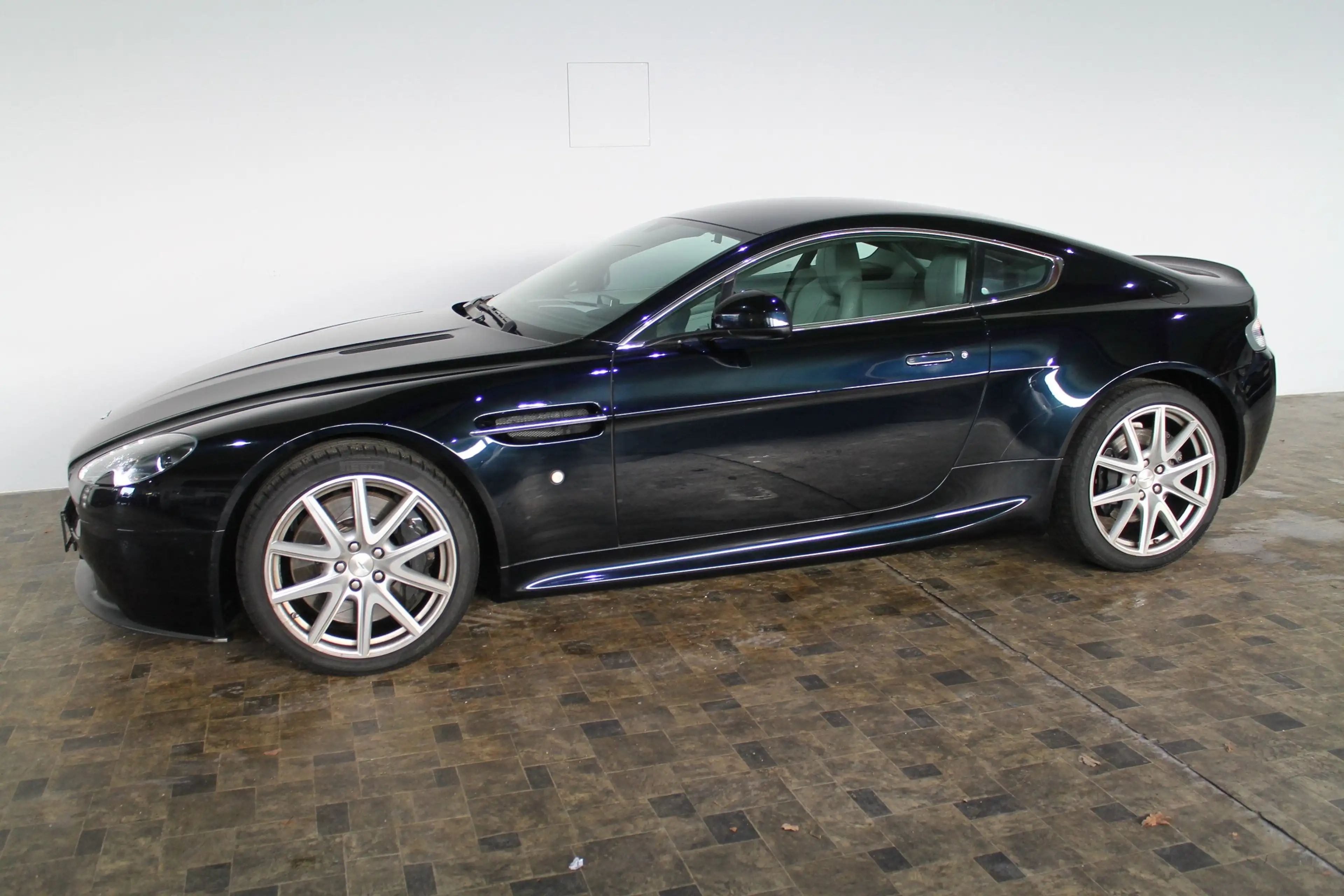 Aston Martin V8 Vantage 4,7i, Scheckheft gepflegt bei Aston Martin — photo 2
