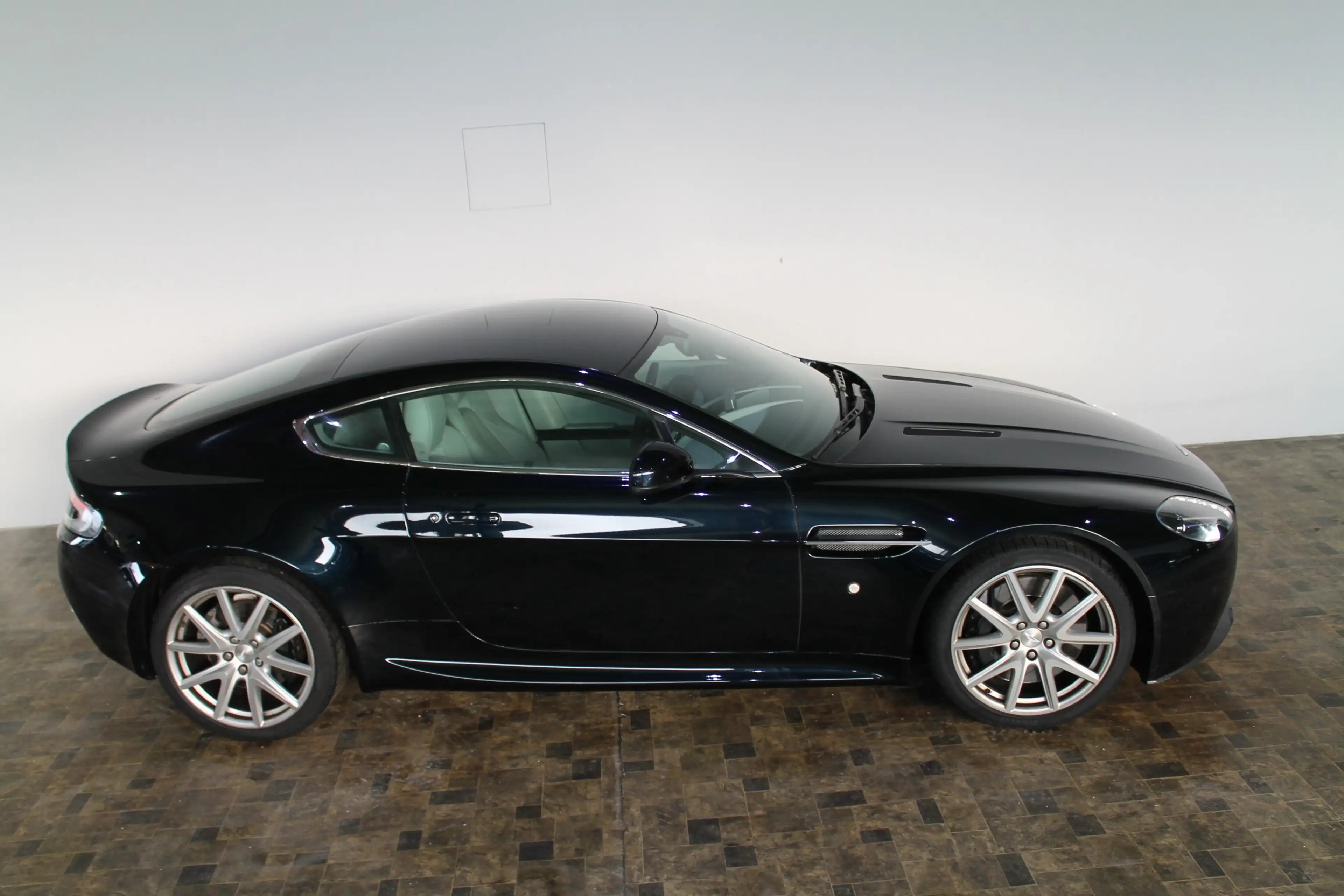 Aston Martin V8 Vantage 4,7i, Scheckheft gepflegt bei Aston Martin — photo 4