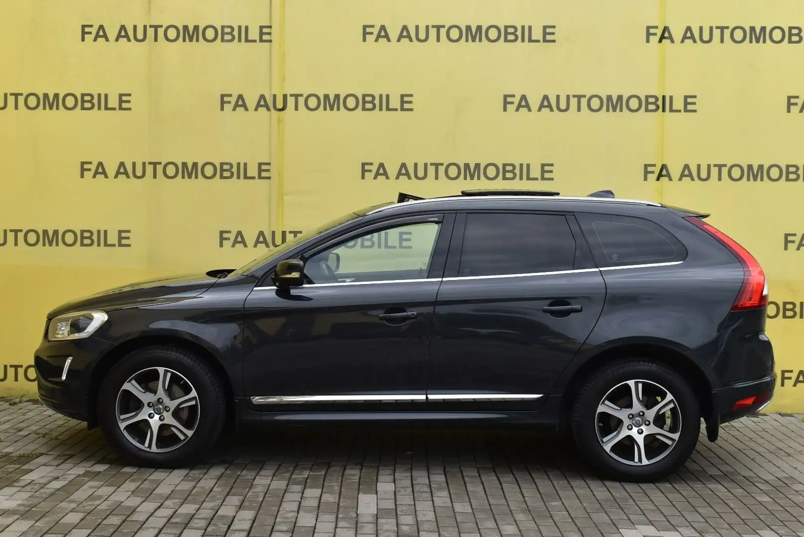 Volvo XC60 Summum AWD/LEDER/PANORAMA/AHK/LEDER/SHZ/PDC Gris - 2