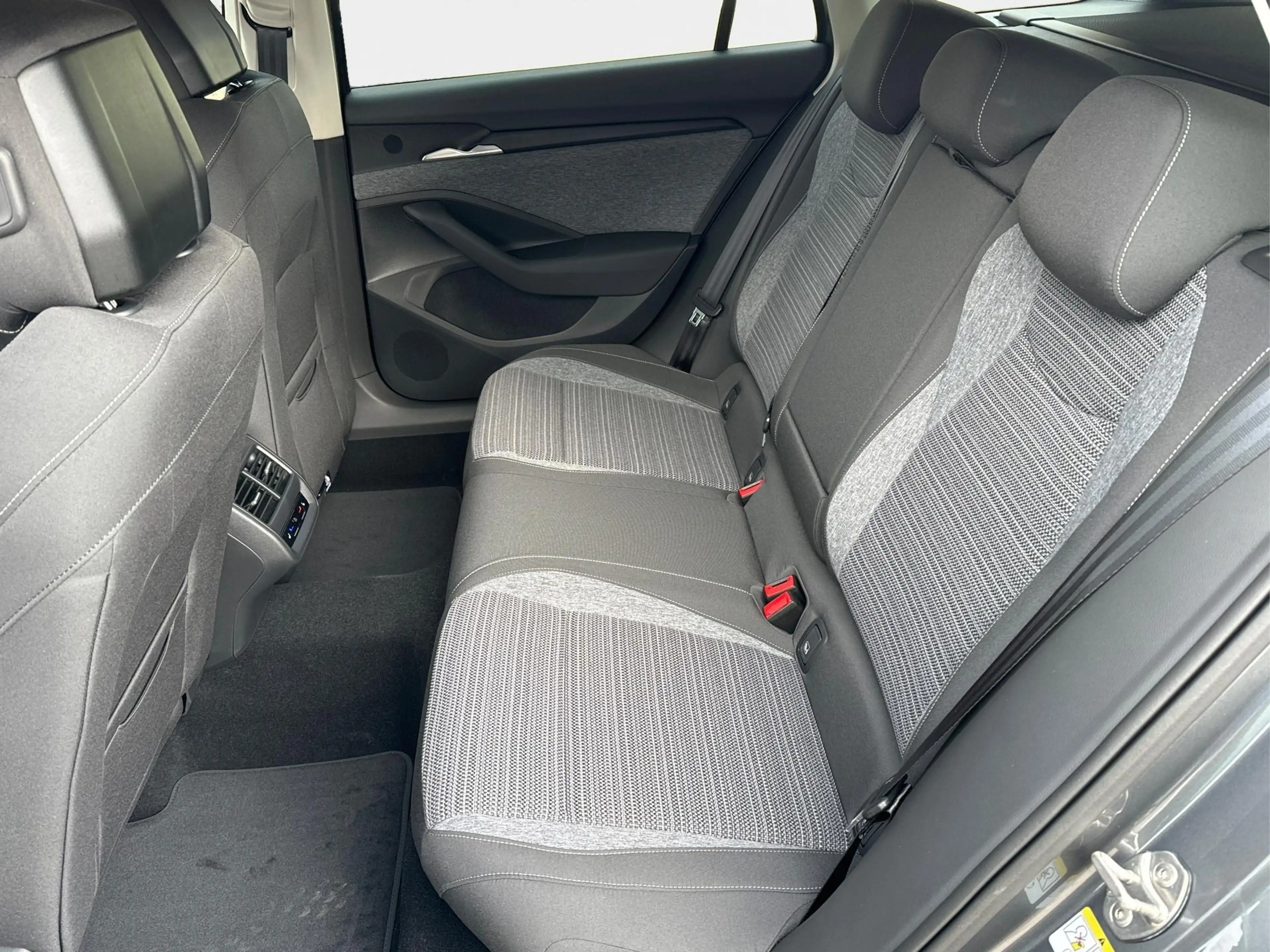 Skoda Superb Combi Selection AHK+NAVI+EL.HECKKL.+SHZ+KAMERA+... — photo 18