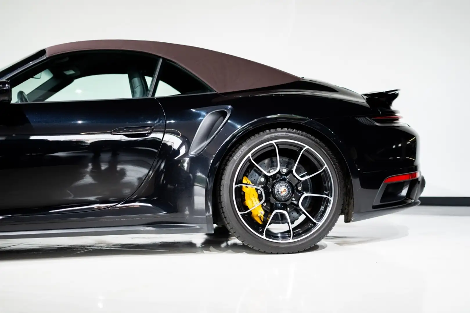 Porsche 992 Turbo S Cabriolet PDK Noir - 2