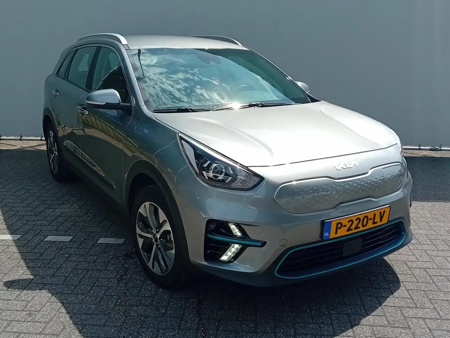 Kia e-Niro 64kWh 204pk Aut DynamicLine I Trekhaak Grijs - 2