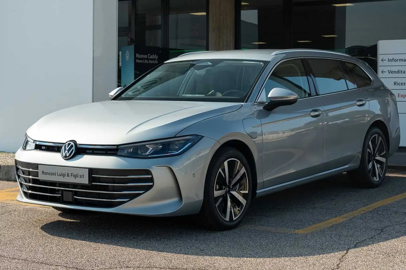 Volkswagen Passat 9ª serie 1.5 TSI eHybrid 150kW (204 CV) DSG Busine Argento - 1