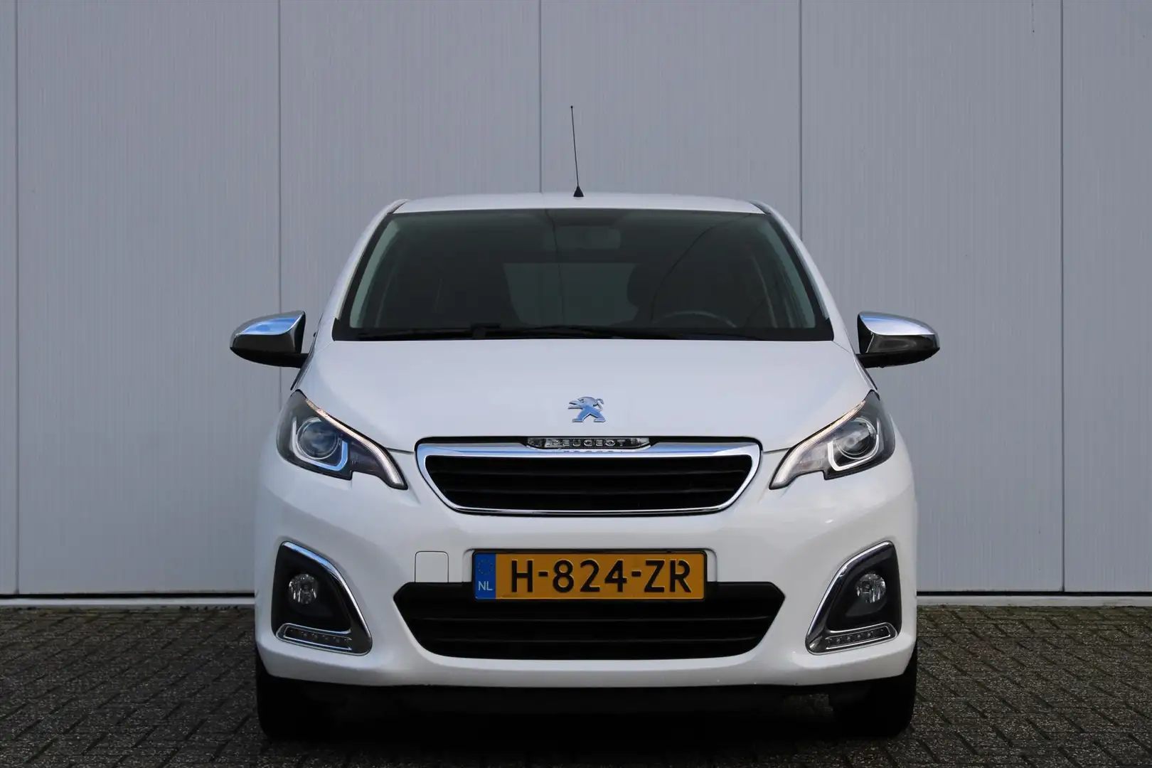 Peugeot 108 Style | Airco | Radio | Bluetooth | Privacy Glass Wit - 2
