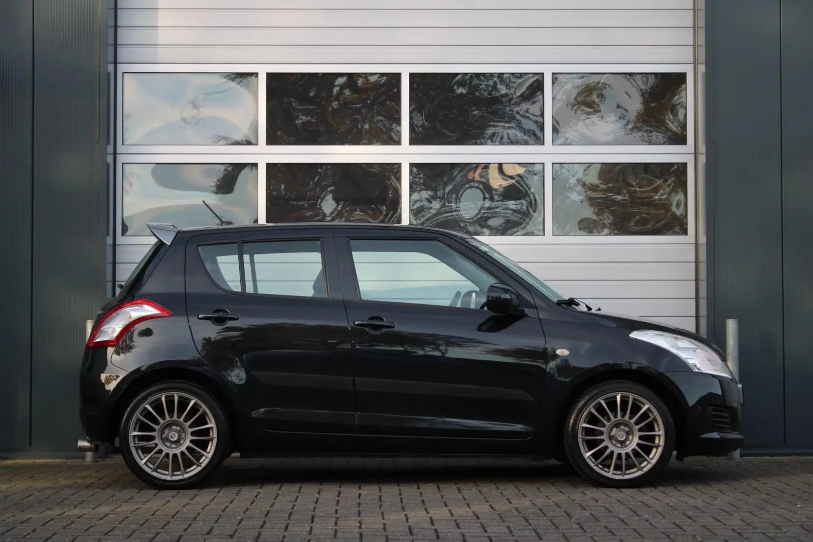 Suzuki Swift 1.2 Comfort EASSS 5-Deurs Airco/Stoelverwarming/Ra Zwart - 2