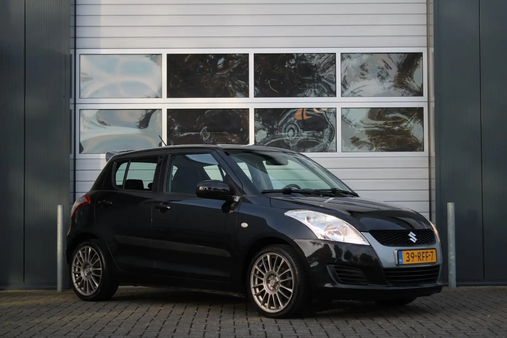 Suzuki Swift 1.2 Comfort EASSS 5-Deurs Airco/Stoelverwarming/Ra Zwart - 1