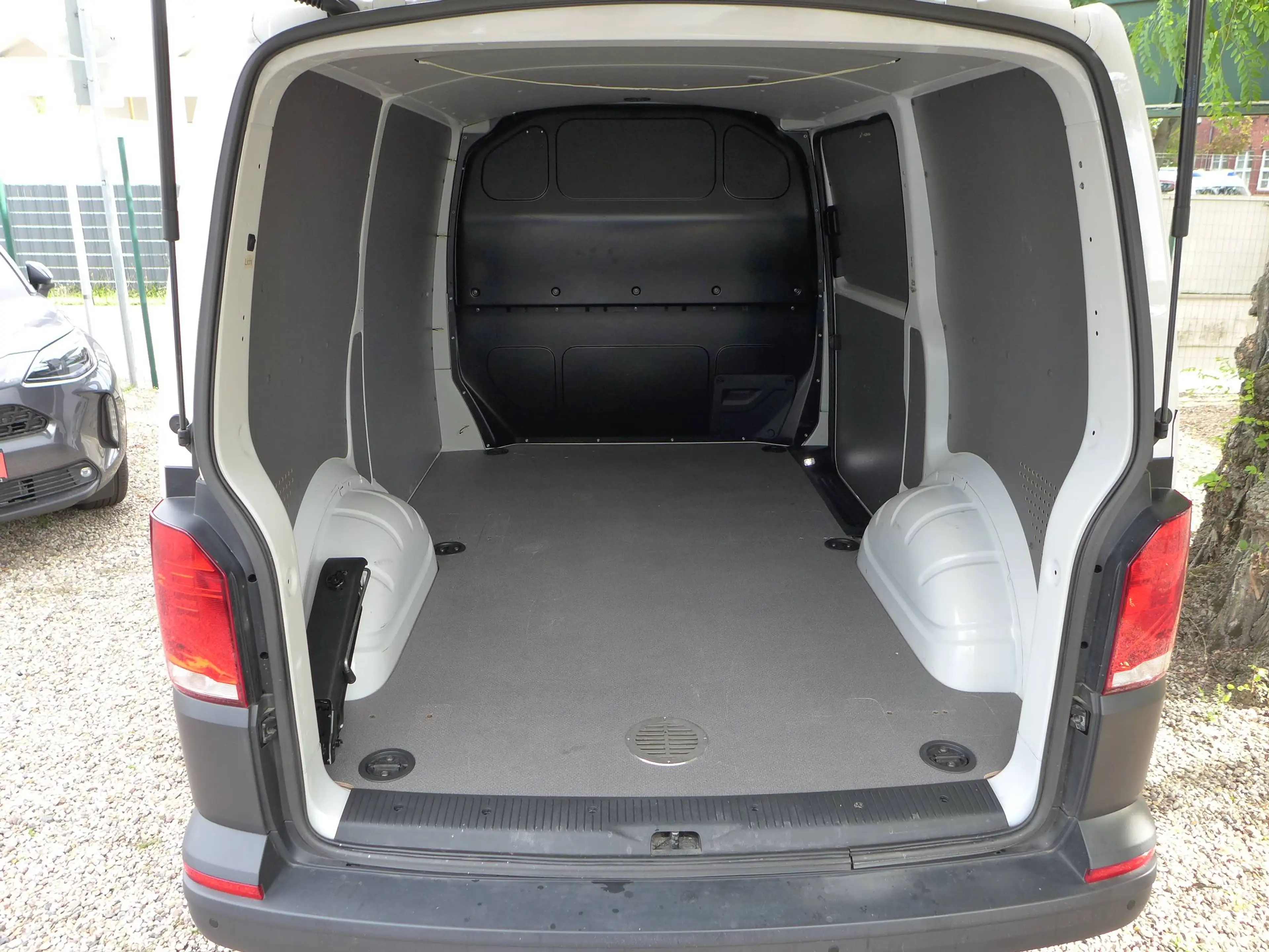 Volkswagen T6.1 Transporter Transporter T6.1 2.0 TDI BMT Klima / APP / PDC — photo 14