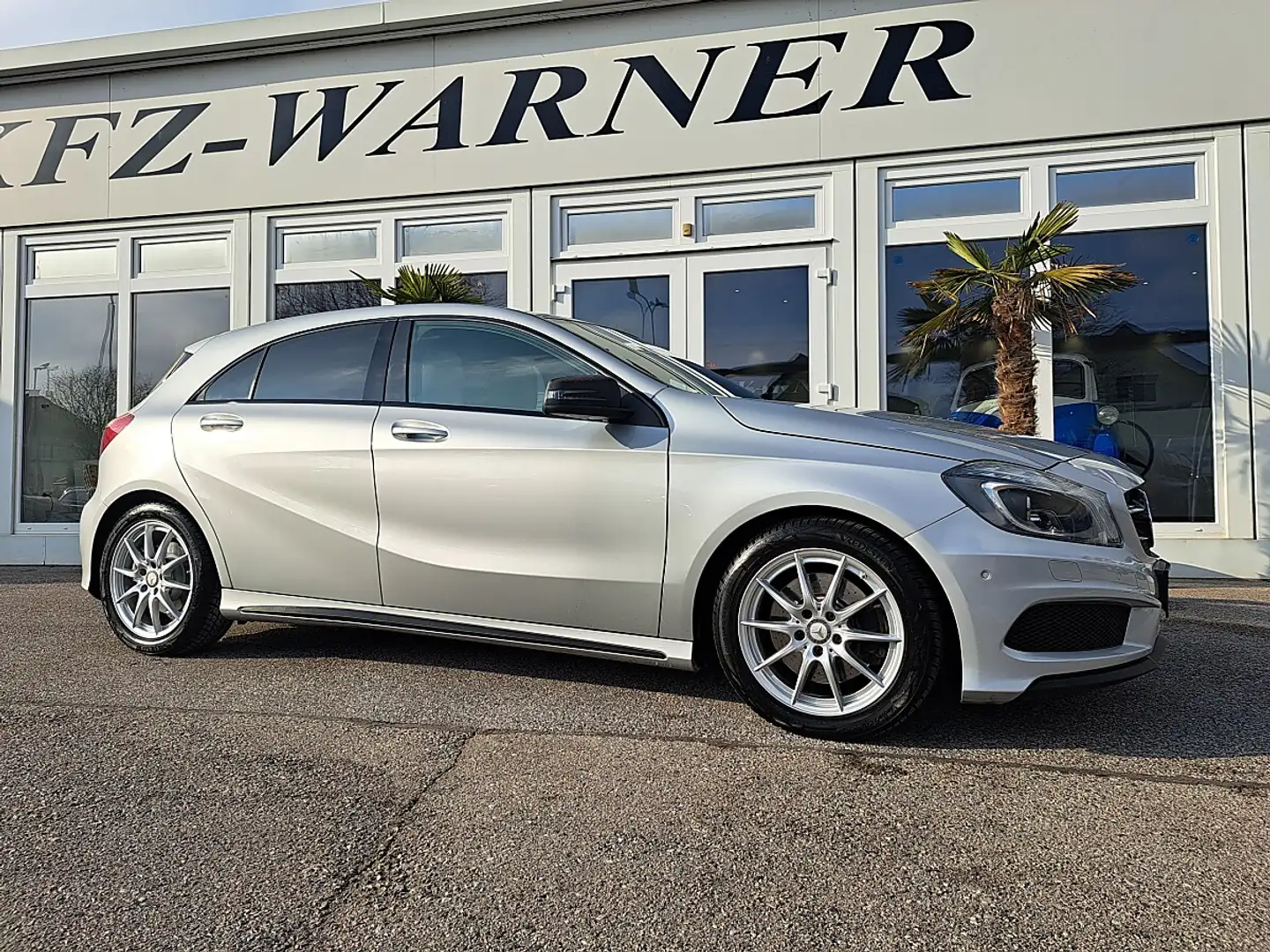Mercedes-Benz A 250 BlueEfficiency Aut. Grau - 2