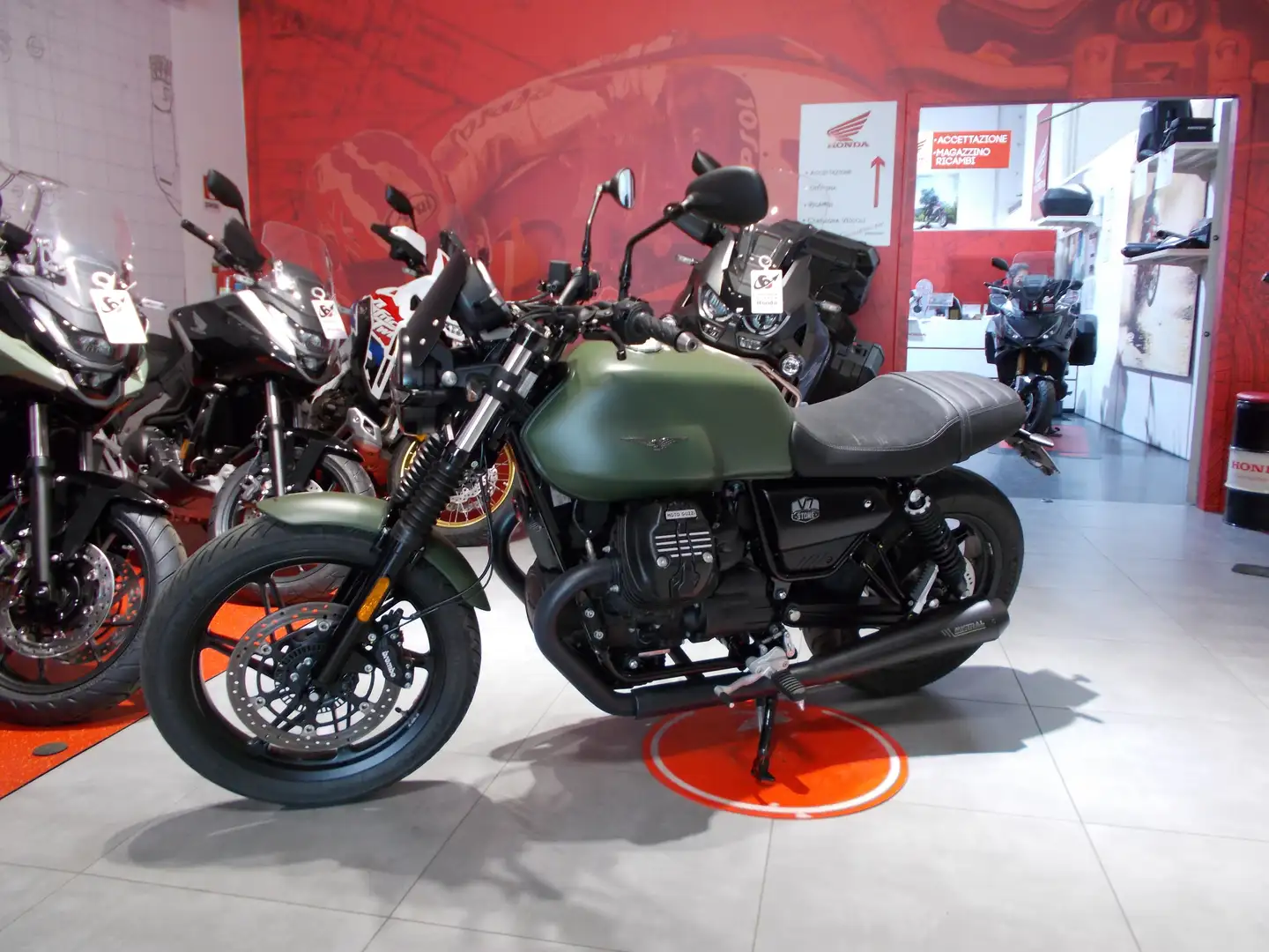 Moto Guzzi V 7 Stone Verde - 1