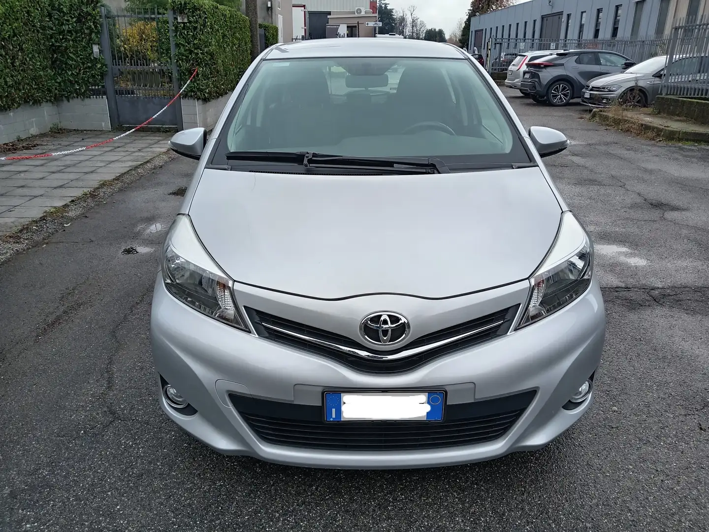 Toyota Yaris 5p 1.3 Lounge aut. adatta x neopatentati Argento - 2