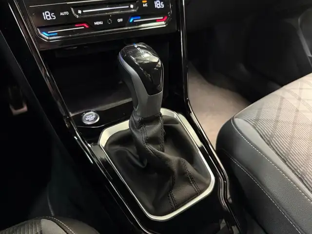 Volkswagen T-Roc view 13