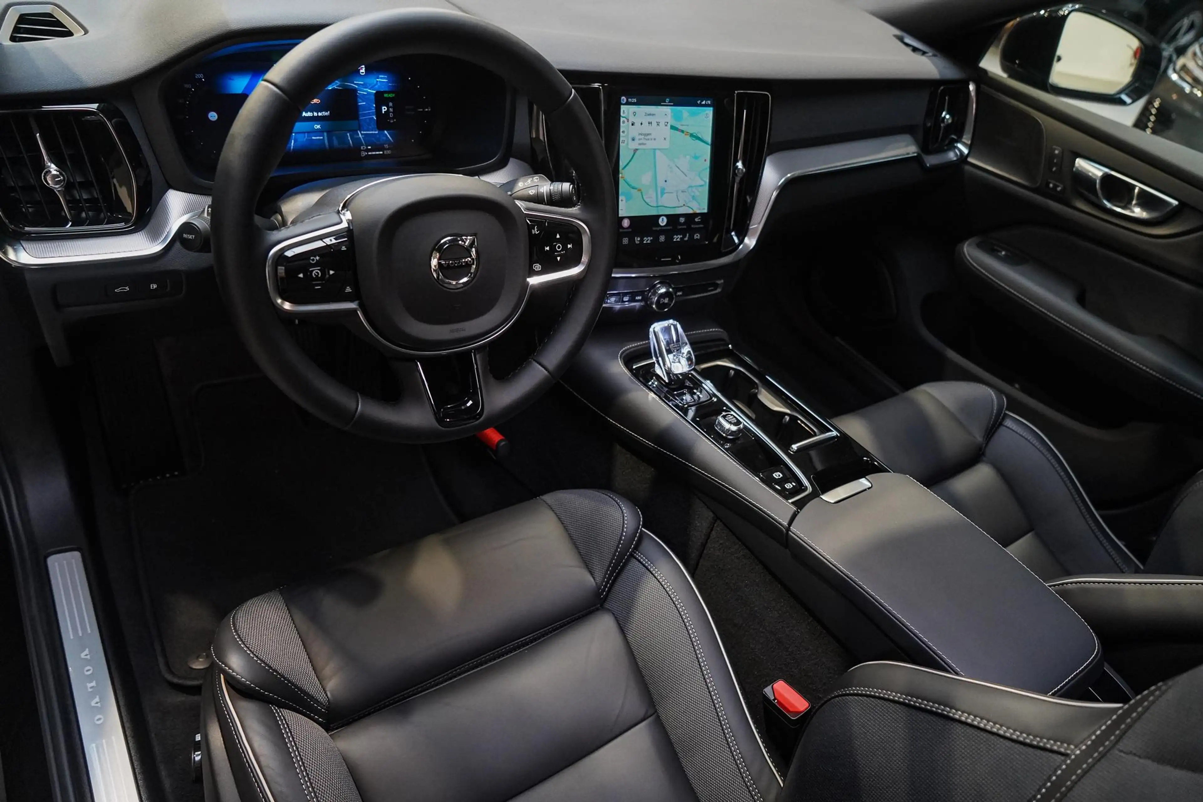 Volvo V60 T8 Plug-in hybrid AWD Ultra Dark 455pk | Harman/Ka — photo 12