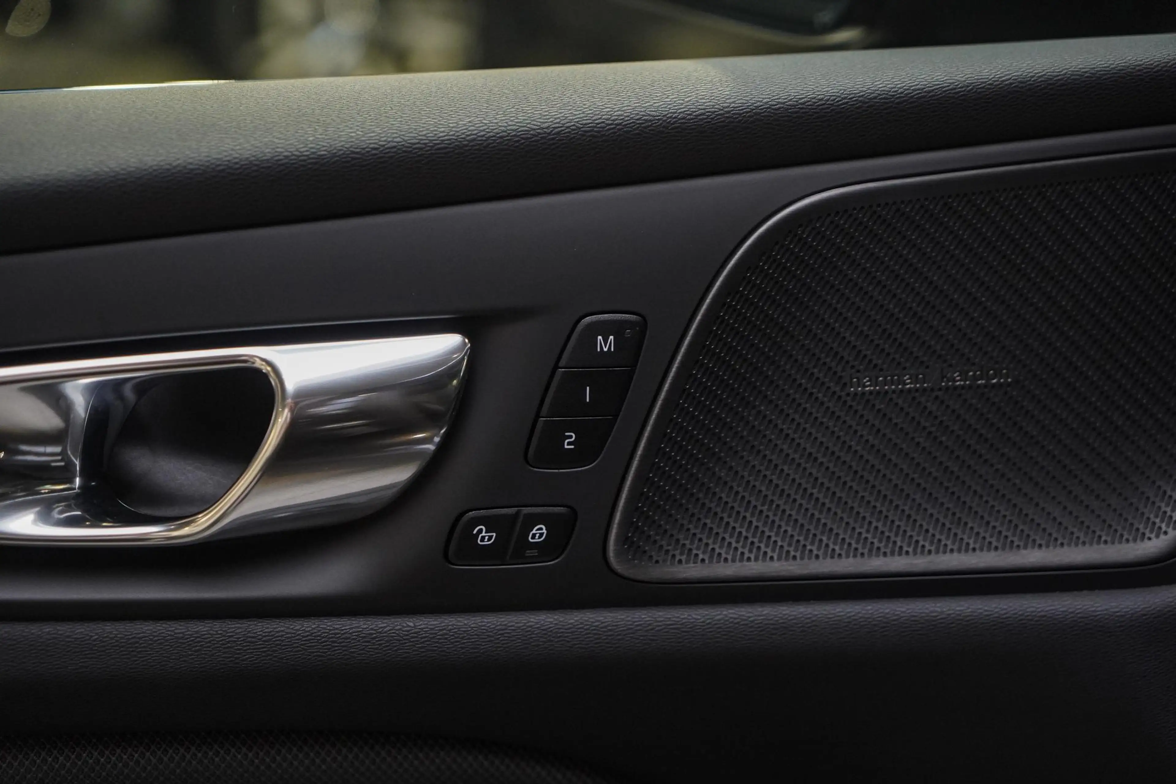 Volvo V60 T8 Plug-in hybrid AWD Ultra Dark 455pk | Harman/Ka — photo 15