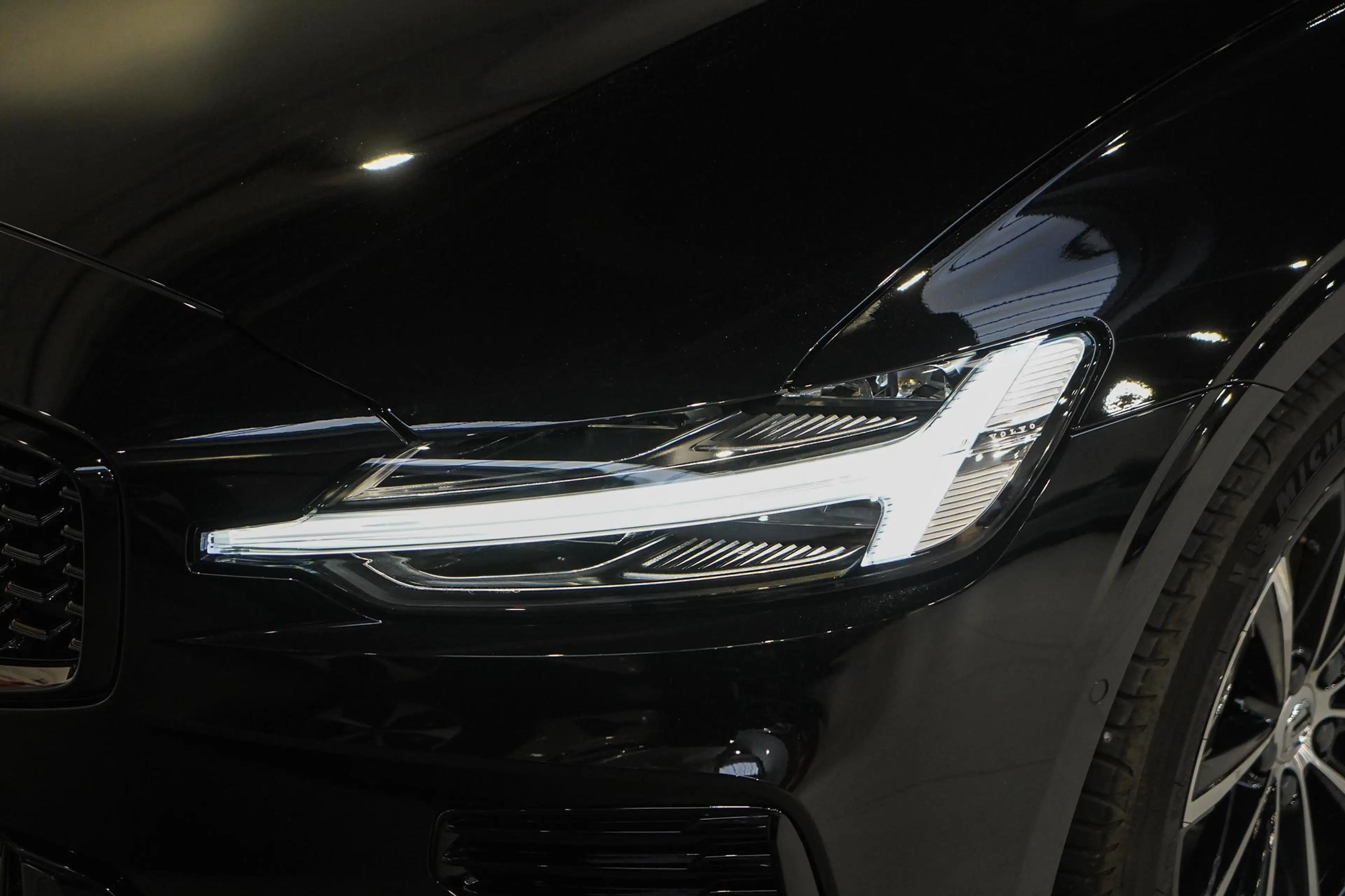 Volvo V60 T8 Plug-in hybrid AWD Ultra Dark 455pk | Harman/Ka — photo 4