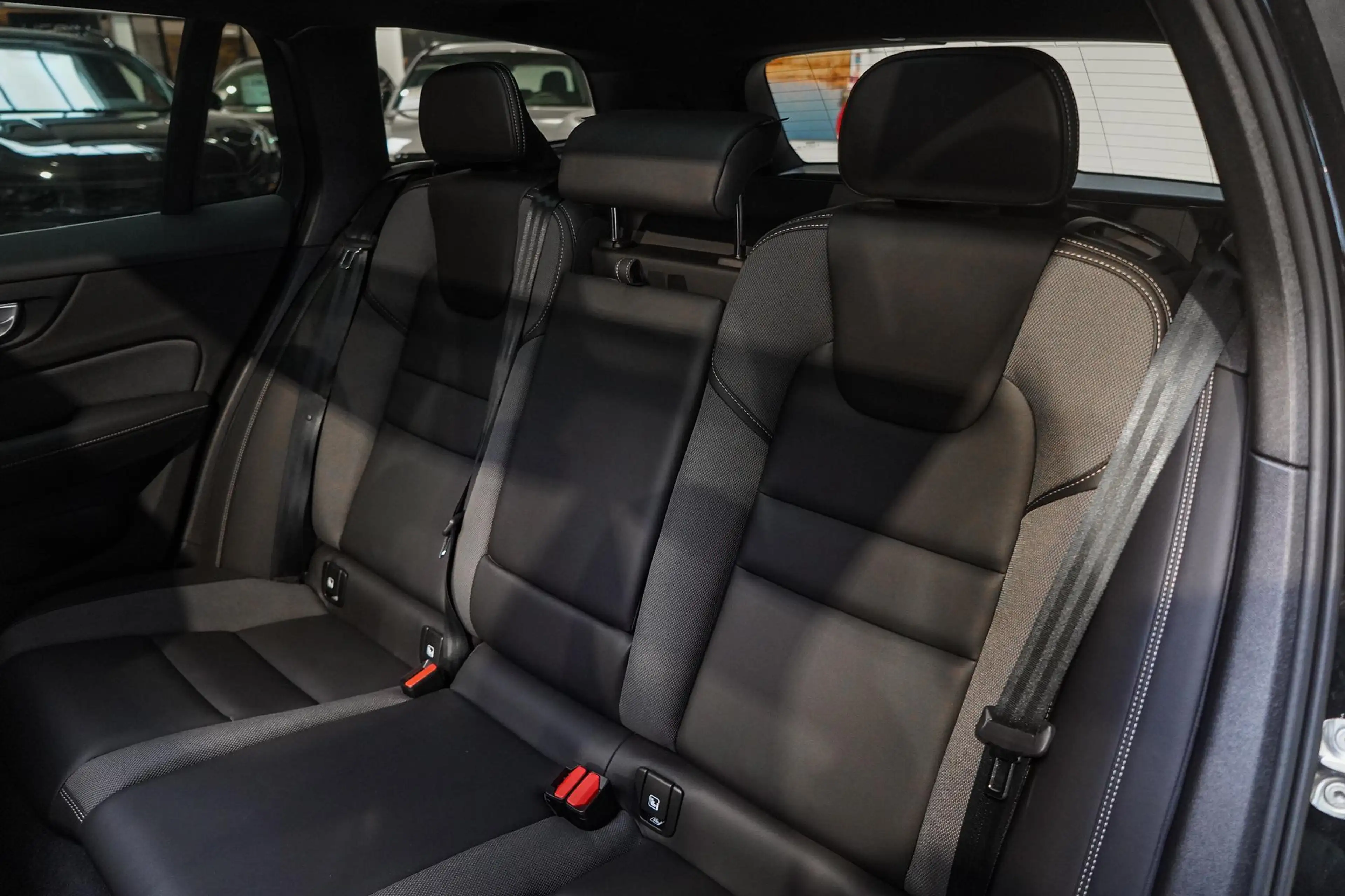 Volvo V60 T8 Plug-in hybrid AWD Ultra Dark 455pk | Harman/Ka — photo 14