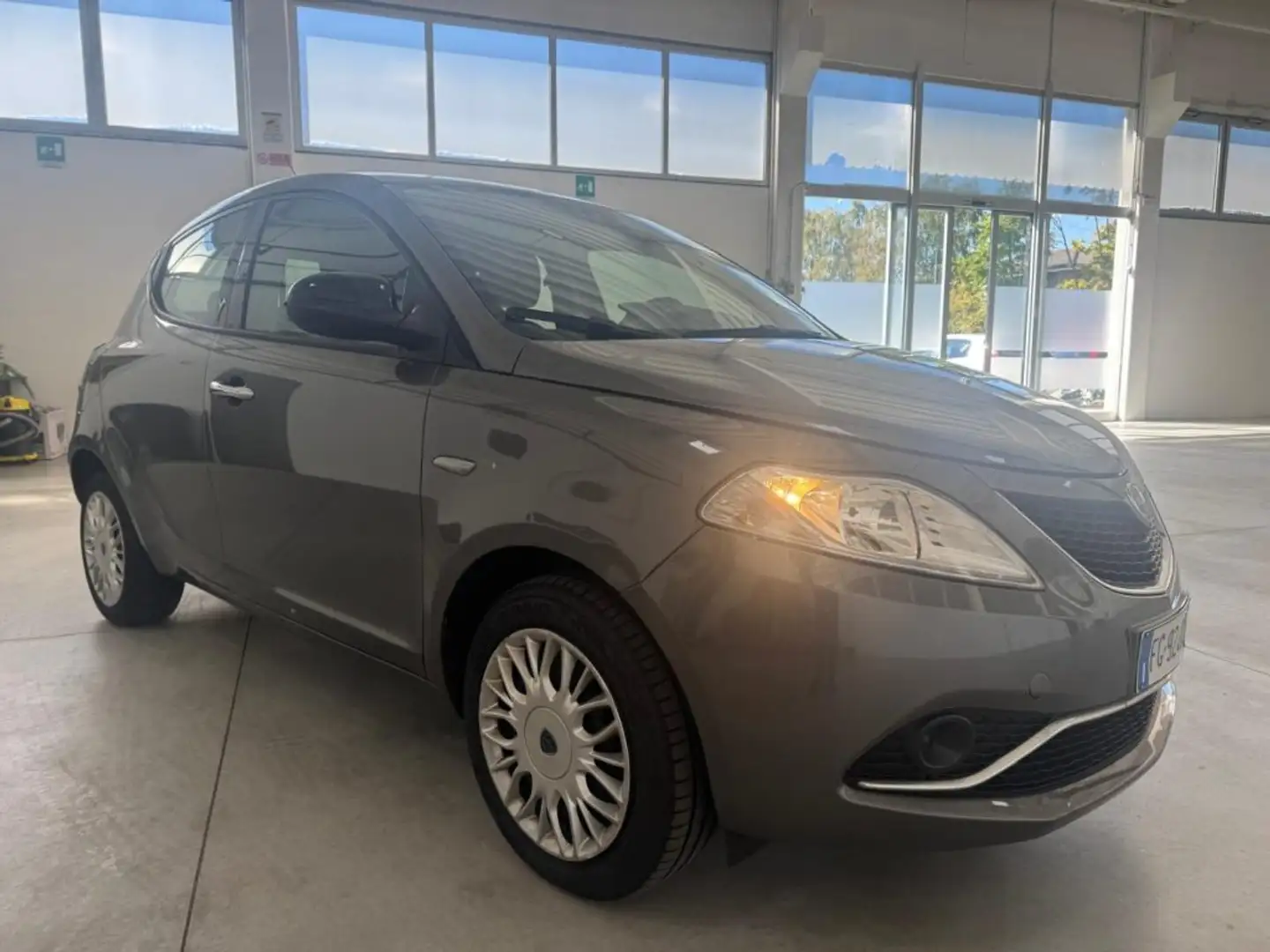 Lancia Ypsilon 1.2 69 CV 5 porte Gold Unicoproprietario Gris - 2