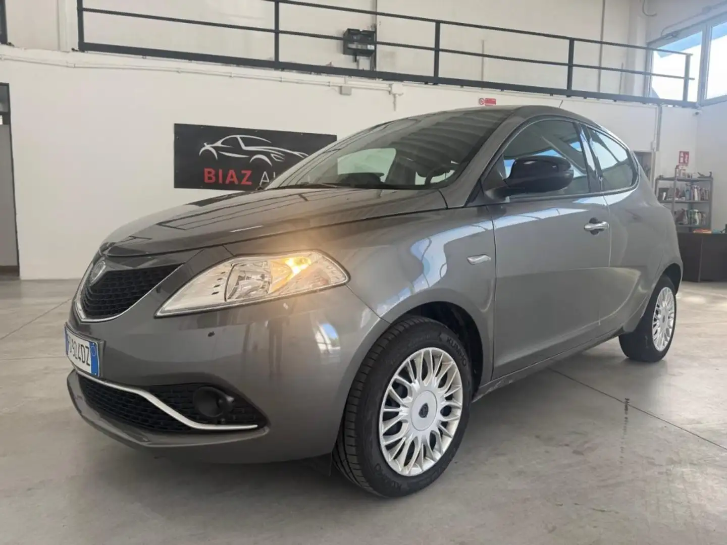 Lancia Ypsilon 1.2 69 CV 5 porte Gold Unicoproprietario Gris - 1