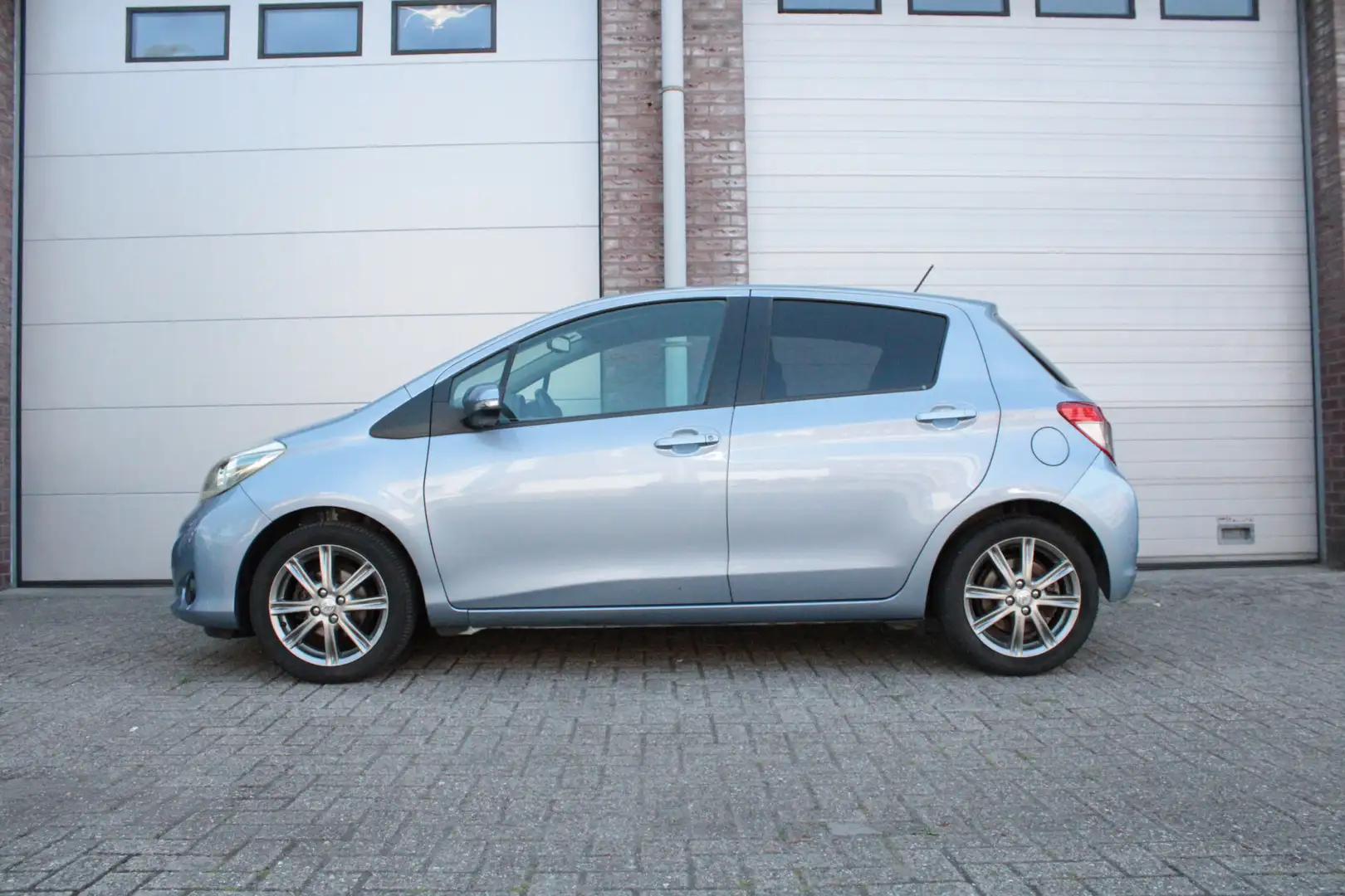 Toyota Yaris 1.3 VVT-i Executive Keyless/Camera/Navi/Half leer/ Blauw - 2