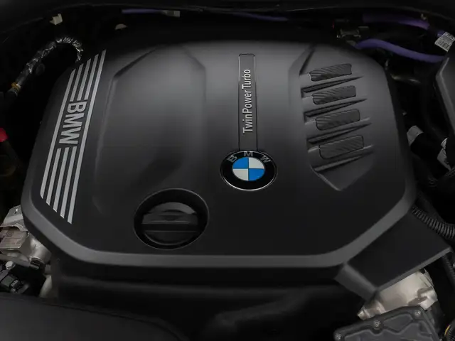 BMW 5 Series view 14