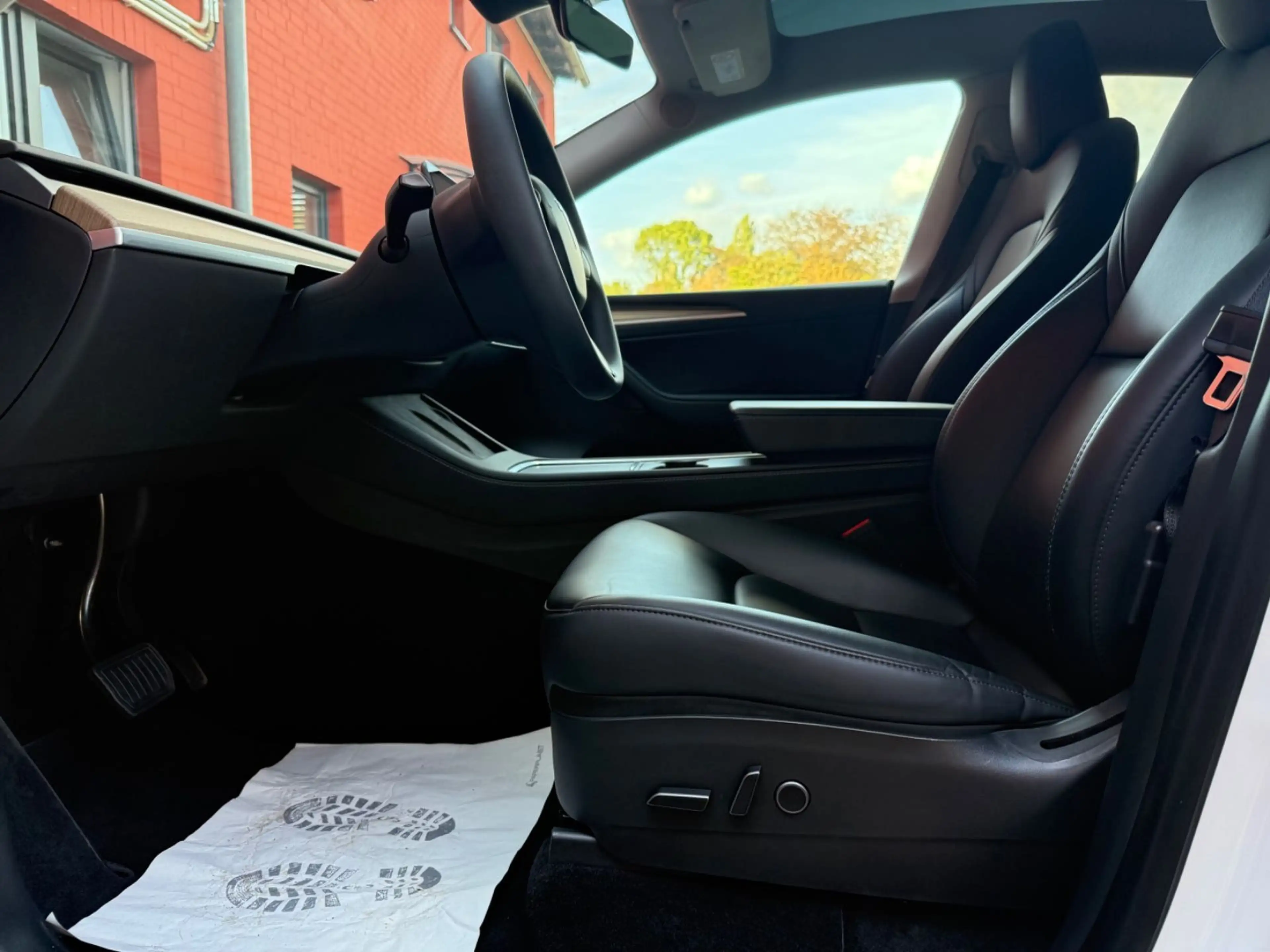 Tesla Model Y Long Range Dual AWD SOH 92% NEU TÜV — photo 12