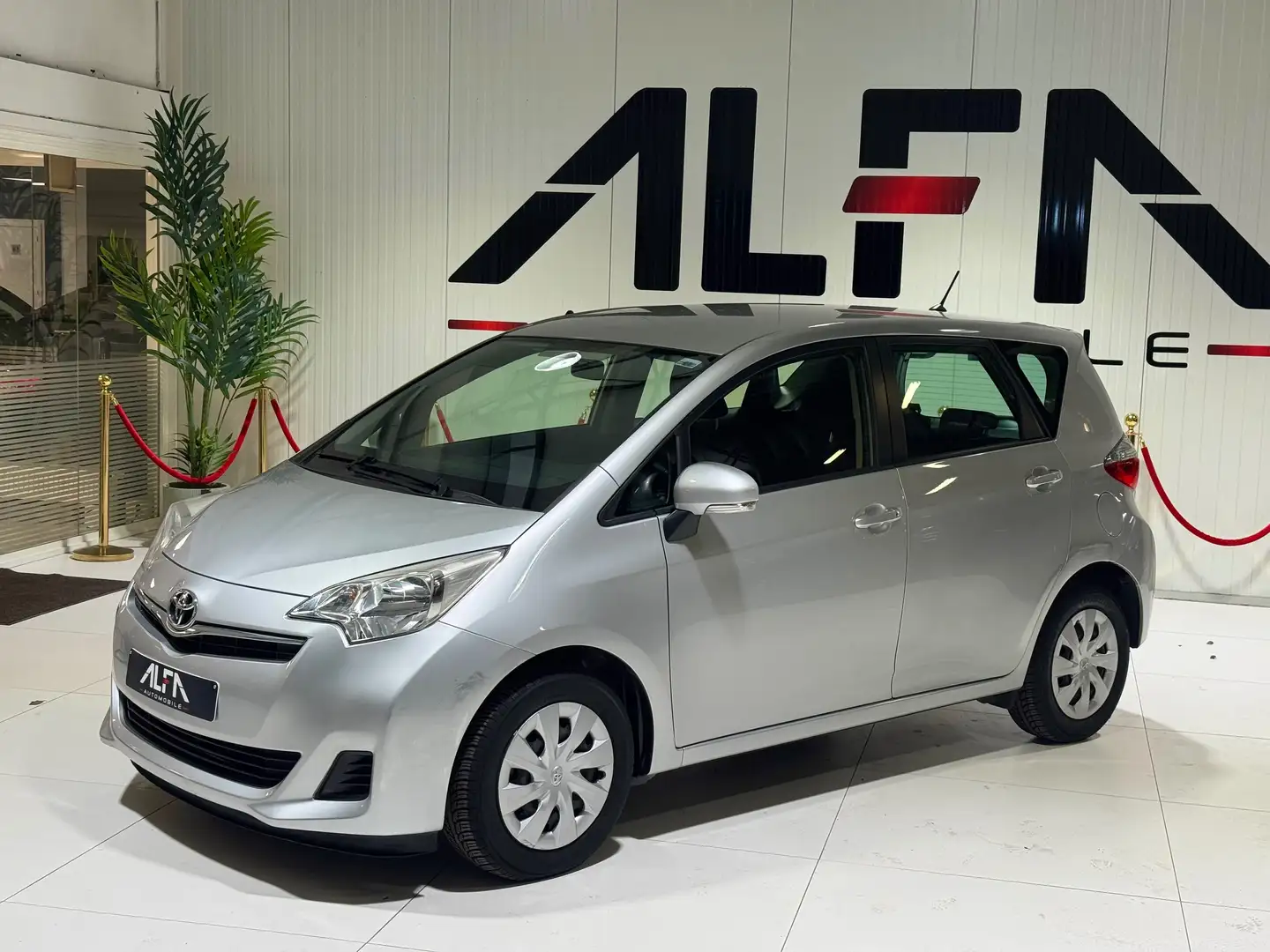 Toyota Verso-S 1.33 VVT-i Comfort Multidrive S *Garantie 12 mois Gris - 2