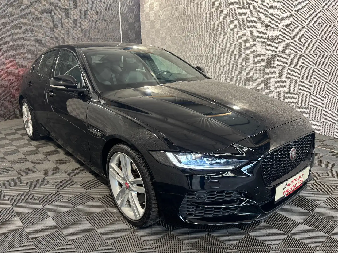 Jaguar XE *SE*360°-MERIDIAN-ACC-LED-MEMORY-APPLE-TOT.W - 1