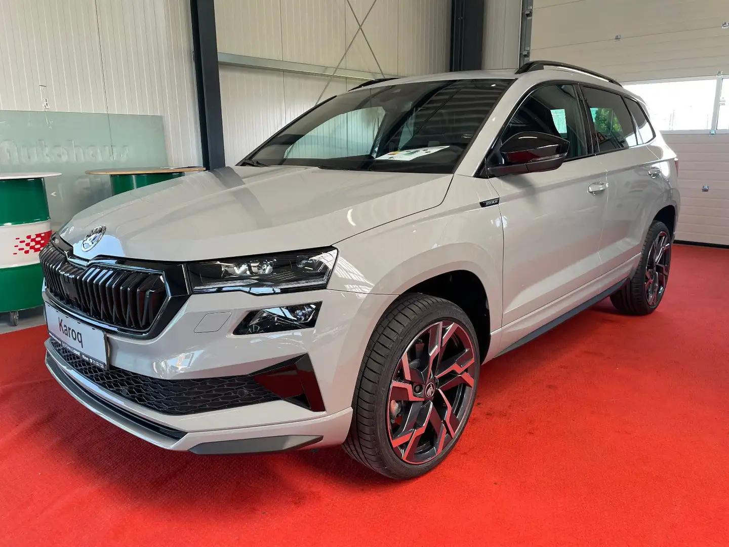 Skoda Karoq Sportline 1.5 TSI DSG *PANO*AHK*NAV*MATRIX Grau - 1